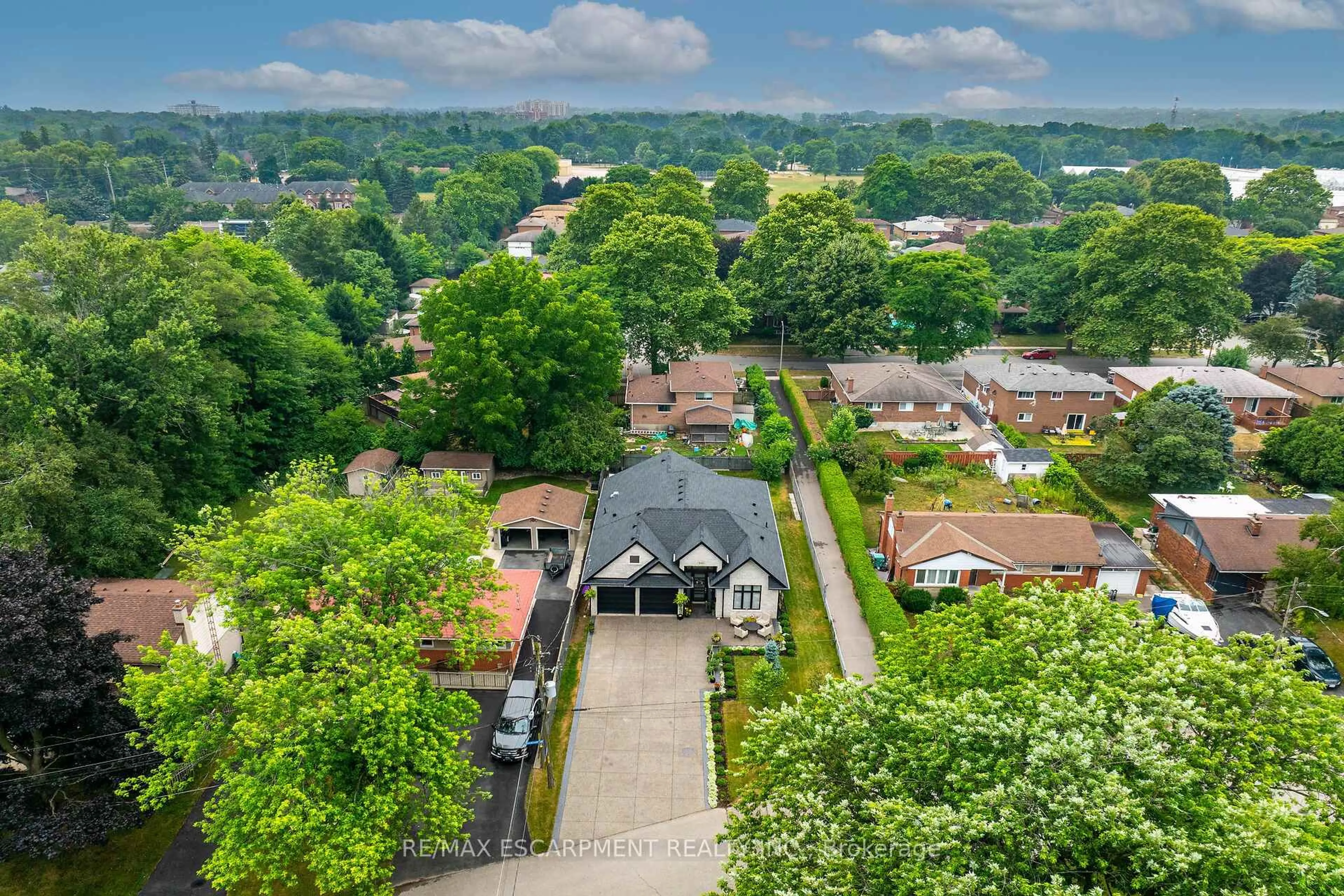 A pic from outside/outdoor area/front of a property/back of a property/a pic from drone, unknown for 1048 Dovercourt Ave, Burlington Ontario L7T 3C2