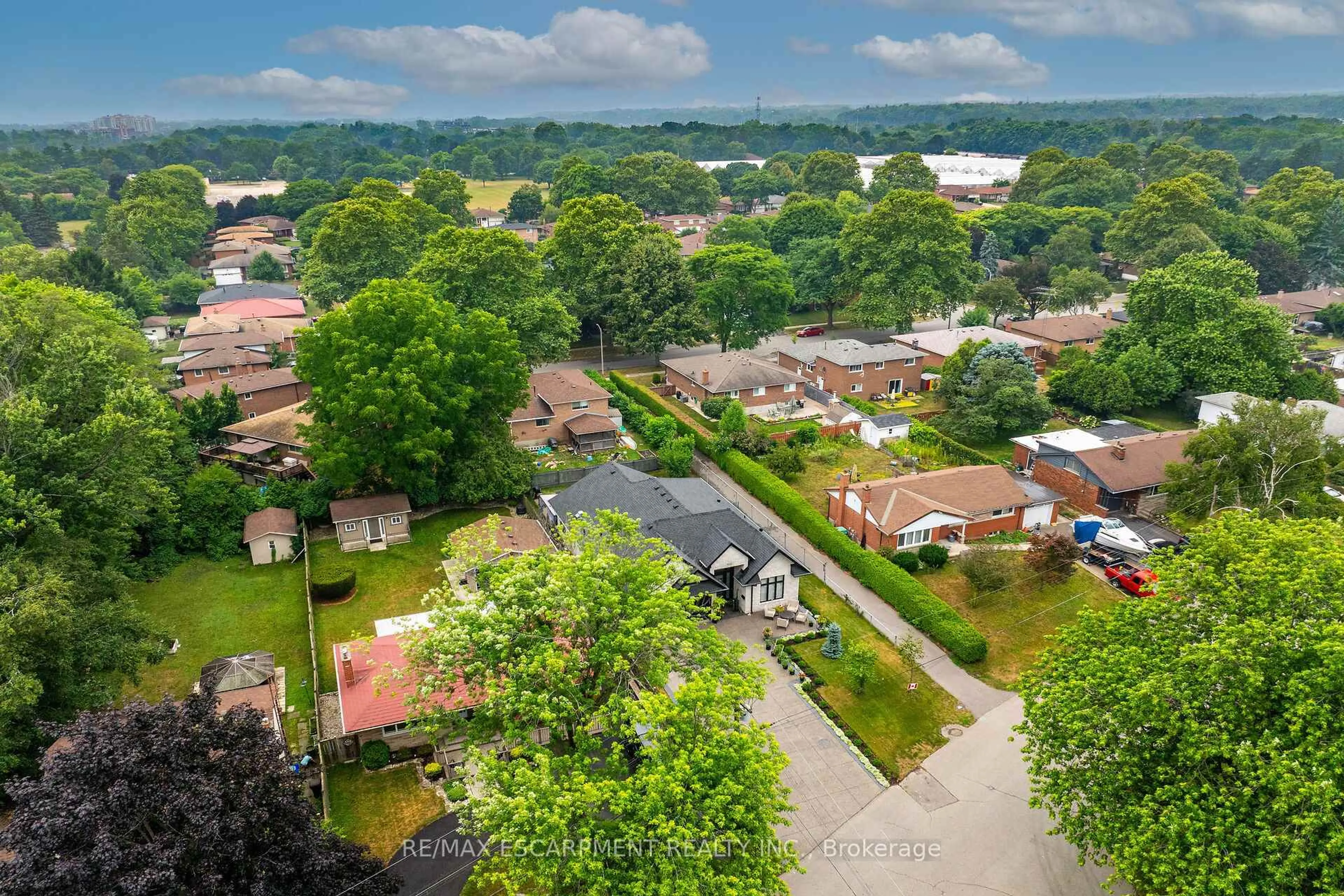 A pic from outside/outdoor area/front of a property/back of a property/a pic from drone, city buildings view from balcony for 1048 Dovercourt Ave, Burlington Ontario L7T 3C2