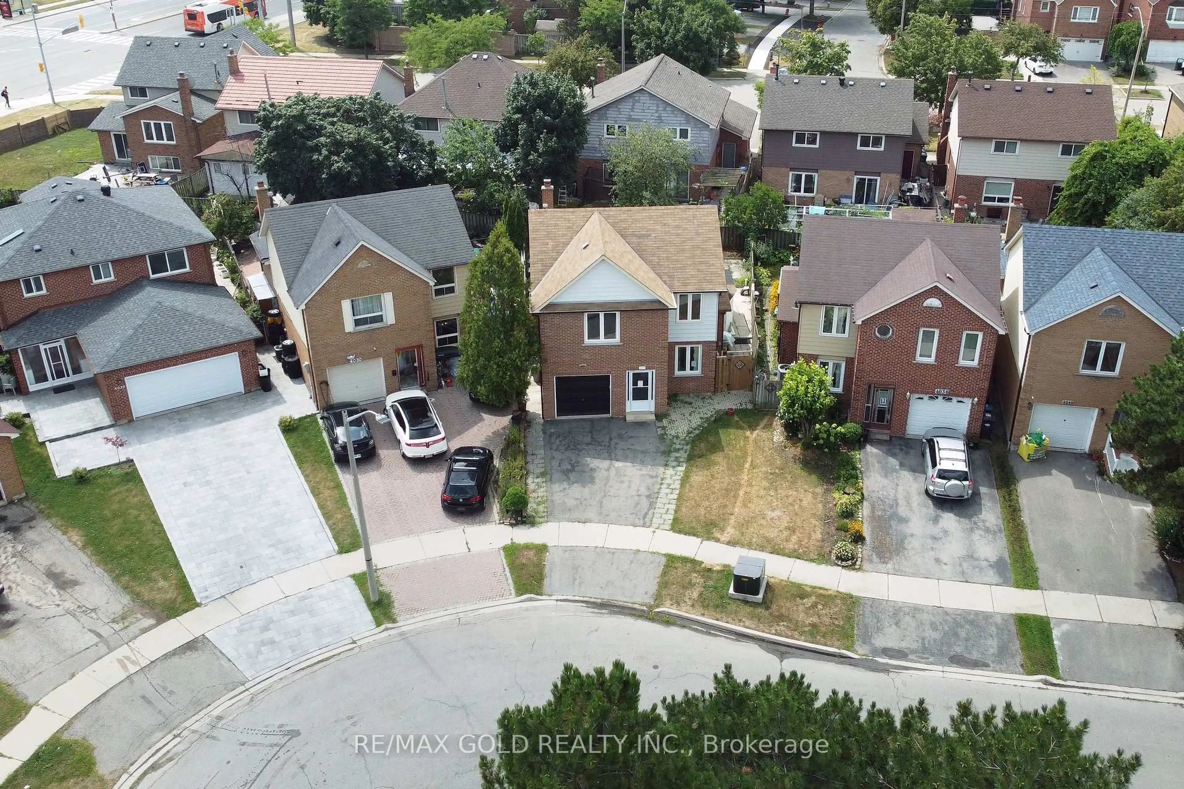 A pic from outside/outdoor area/front of a property/back of a property/a pic from drone, street for 4032 Teakwood Dr, Mississauga Ontario L5C 3T5