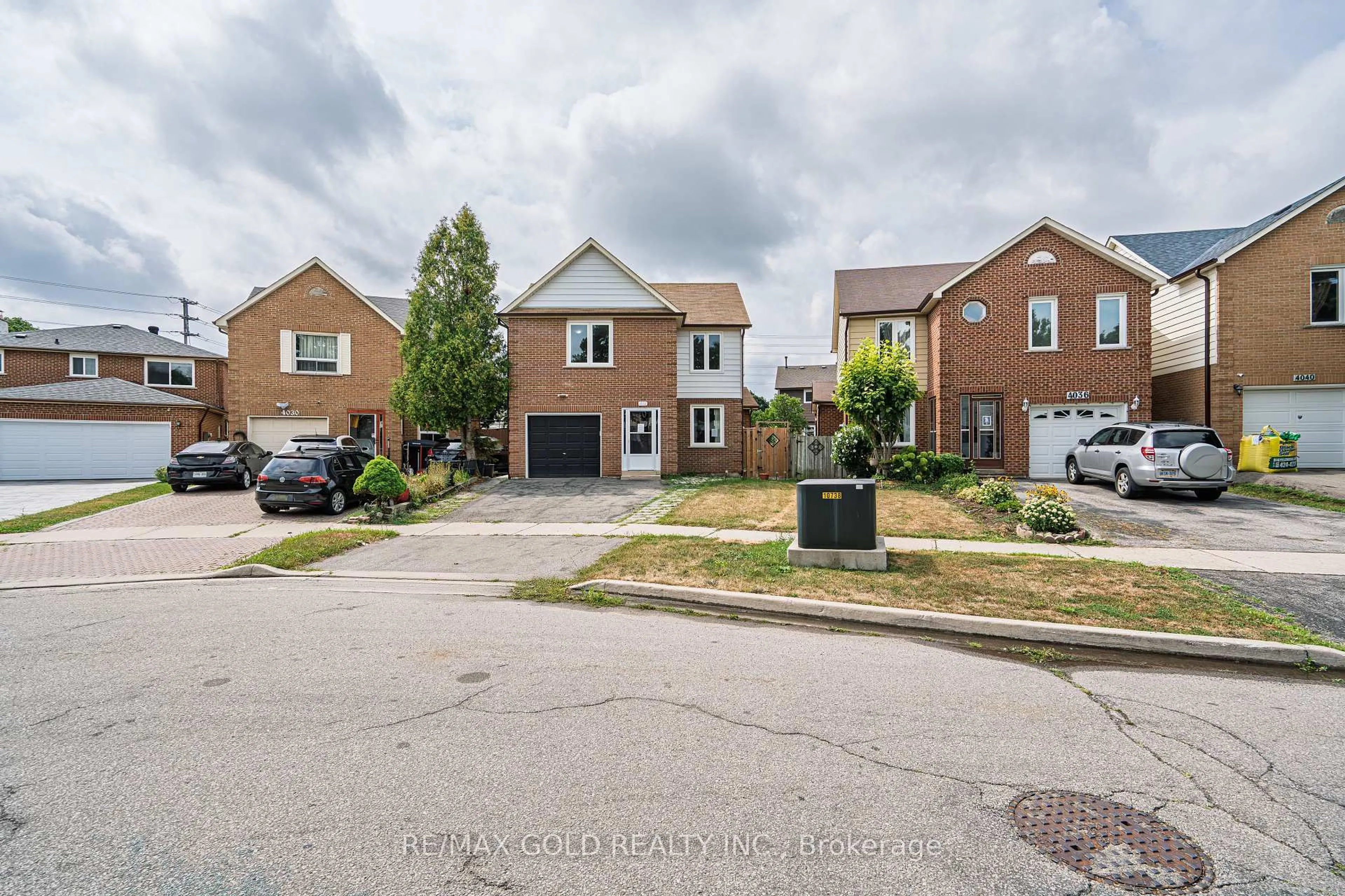 A pic from outside/outdoor area/front of a property/back of a property/a pic from drone, street for 4032 Teakwood Dr, Mississauga Ontario L5C 3T5