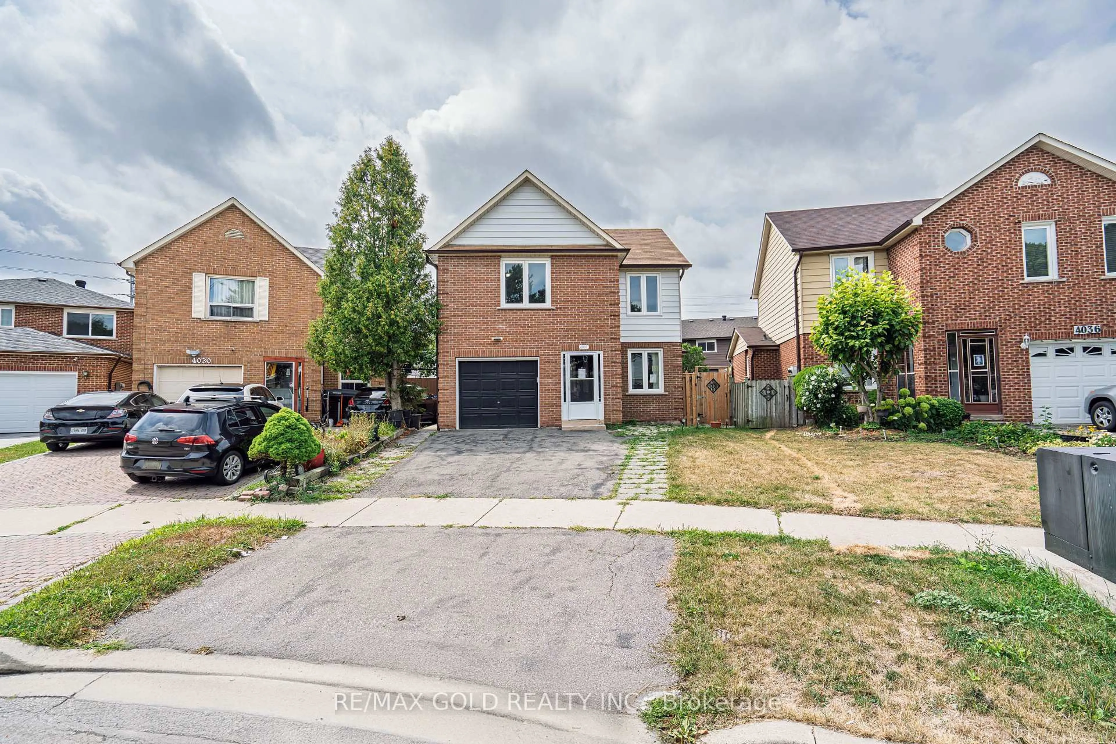 A pic from outside/outdoor area/front of a property/back of a property/a pic from drone, street for 4032 Teakwood Dr, Mississauga Ontario L5C 3T5