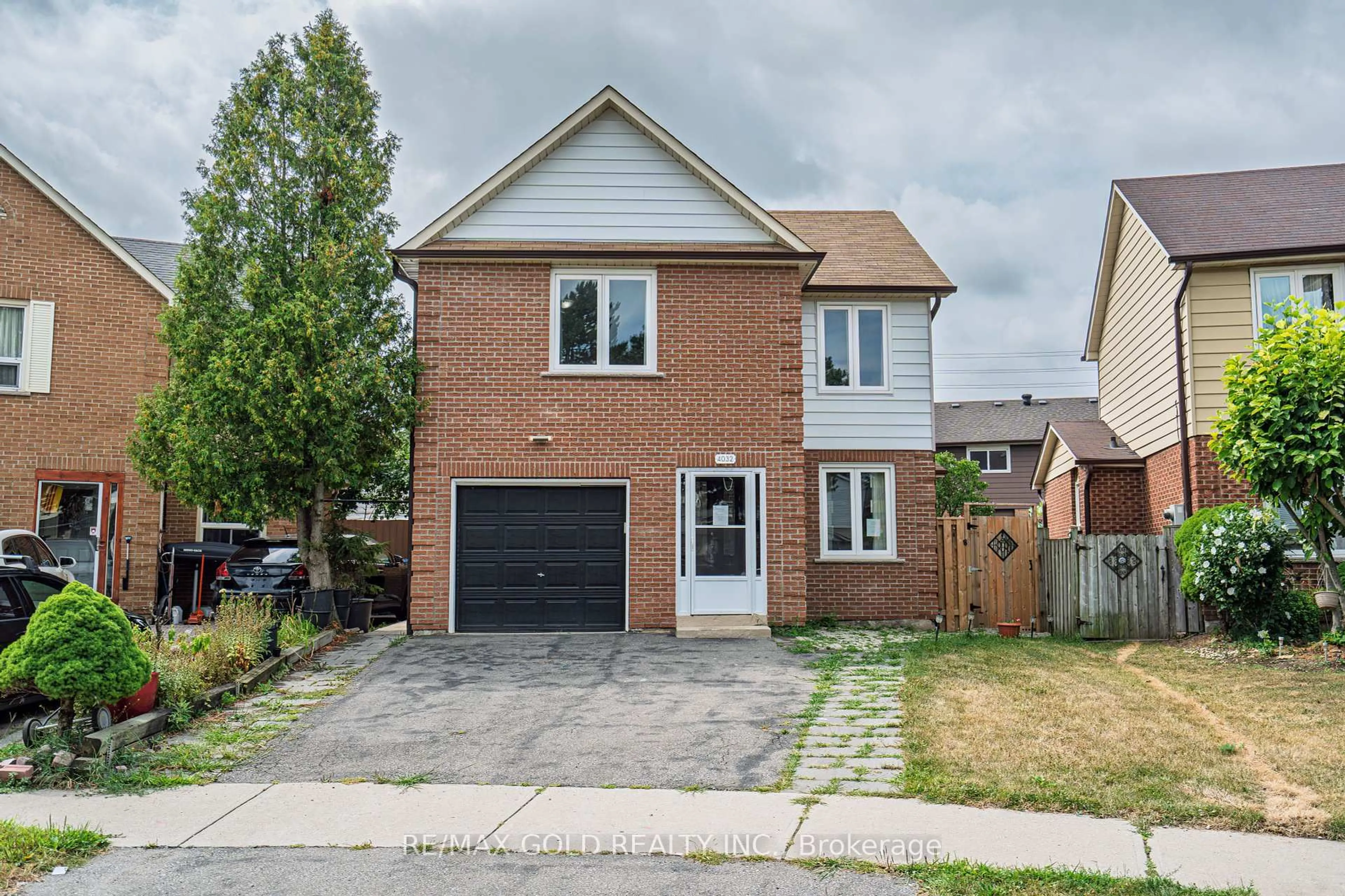 Home with brick exterior material, street for 4032 Teakwood Dr, Mississauga Ontario L5C 3T5