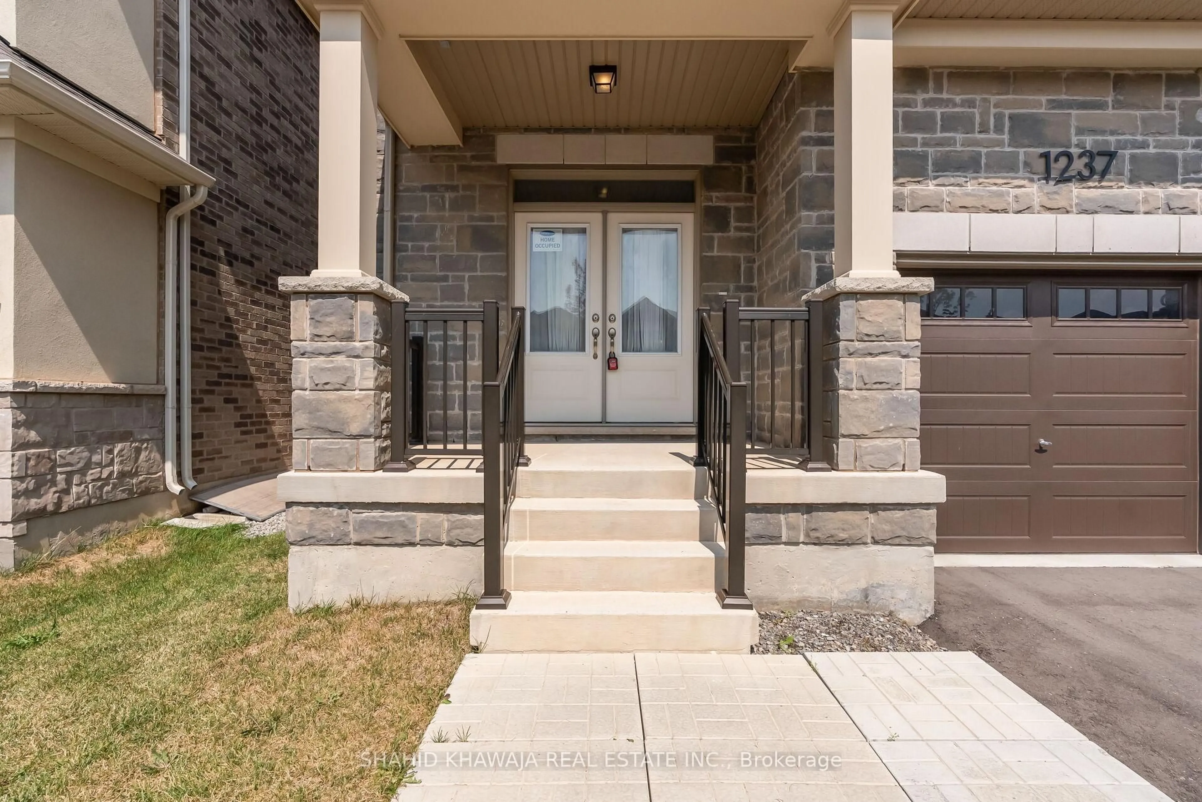 Indoor entryway for 1237 Trudeau Dr, Milton Ontario L9E 1Y6