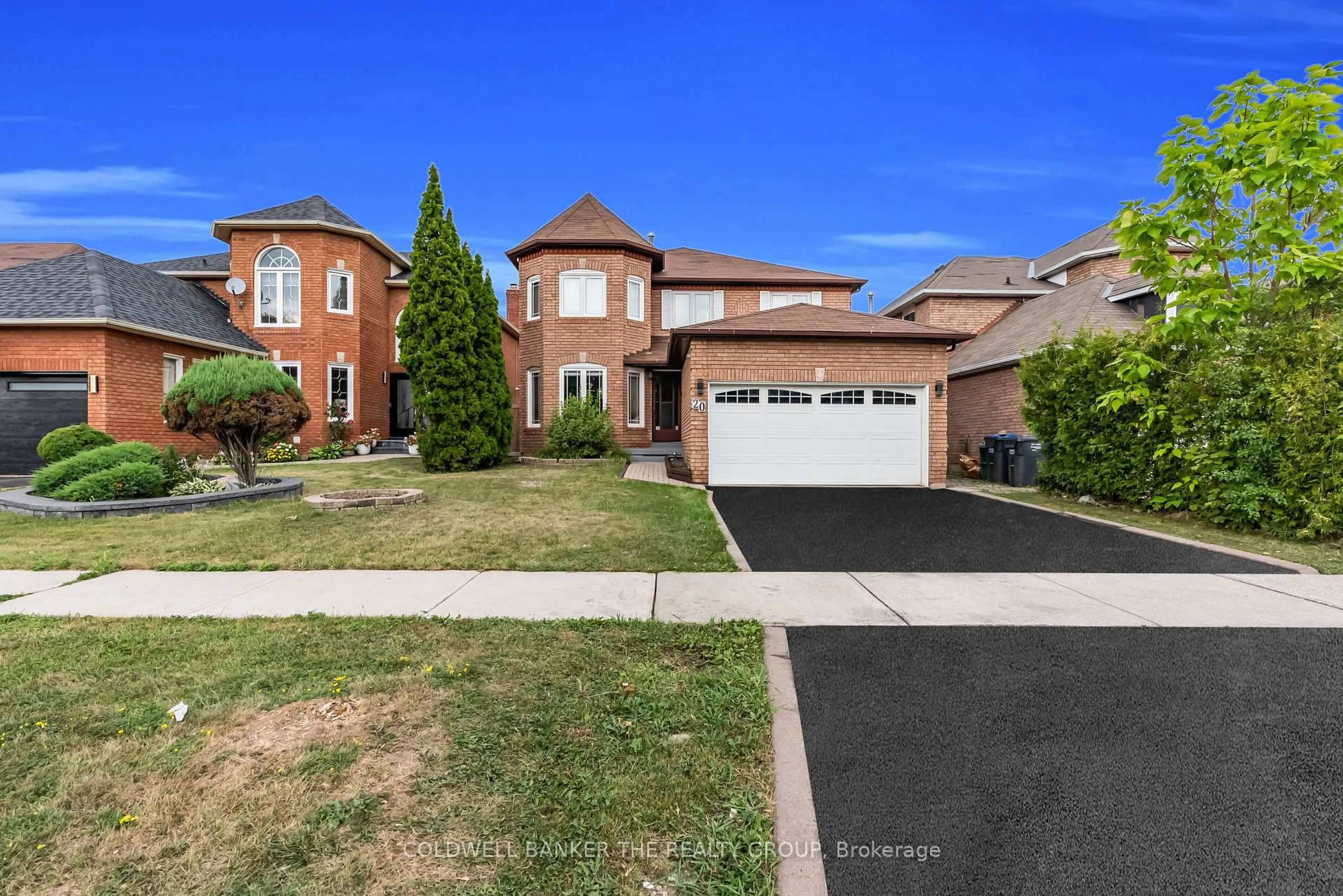 A pic from outside/outdoor area/front of a property/back of a property/a pic from drone, street for 20 Halldorson Tr, Brampton Ontario L6W 4M3