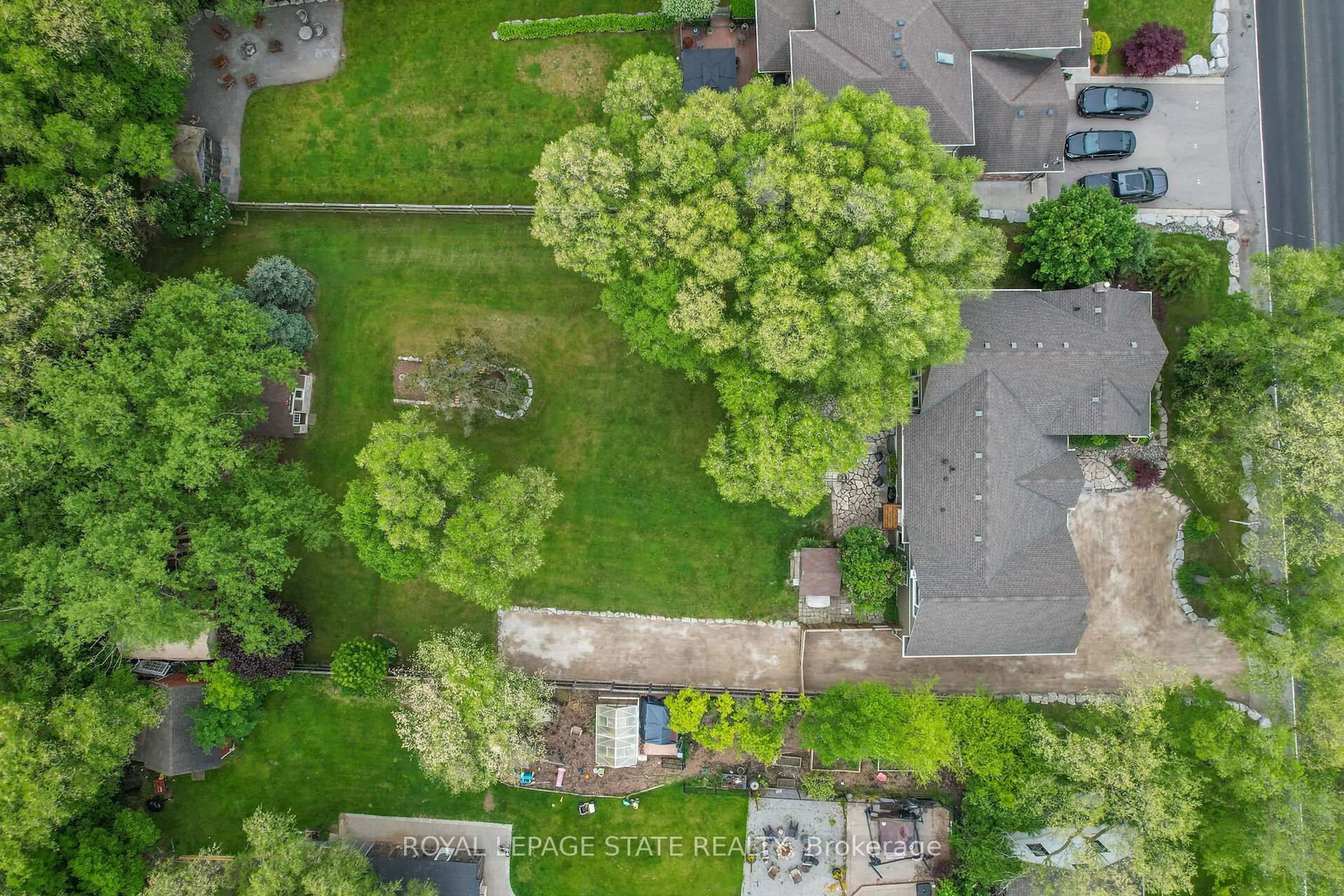A pic from outside/outdoor area/front of a property/back of a property/a pic from drone, street for 792 Old York Rd, Burlington Ontario L7P 4X9