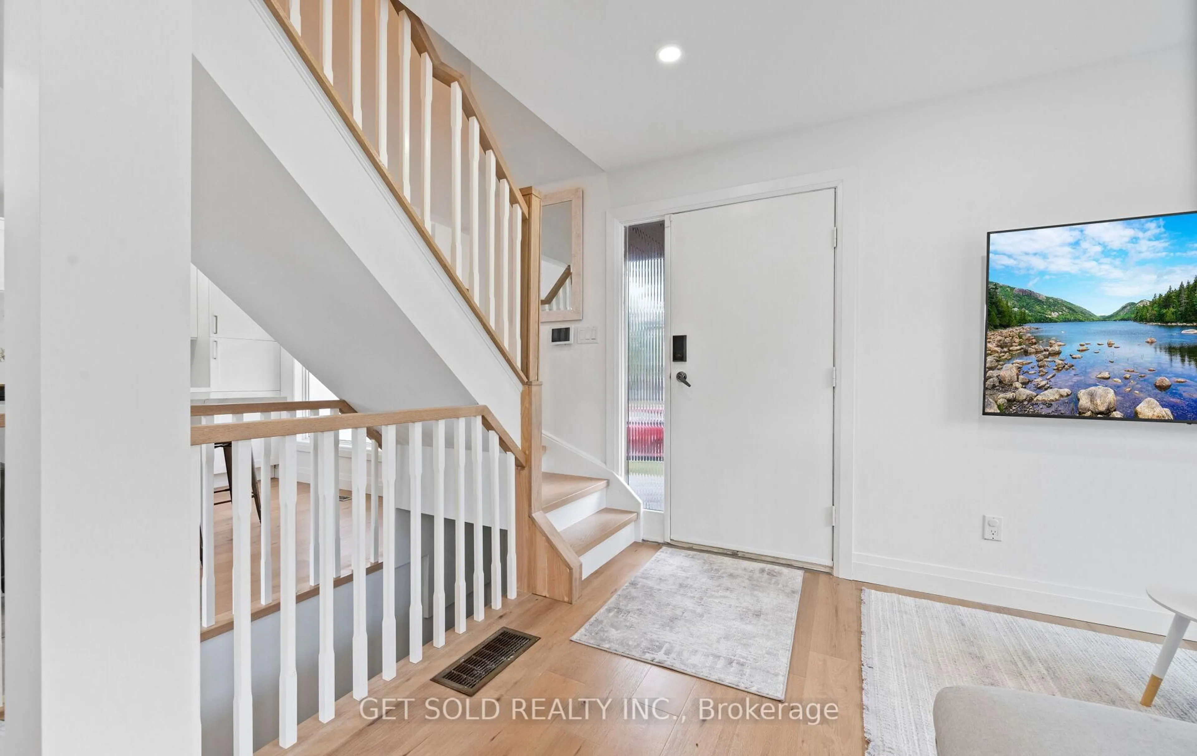 Indoor entryway for 36 Shalom Cres, Toronto Ontario M9V 4J4