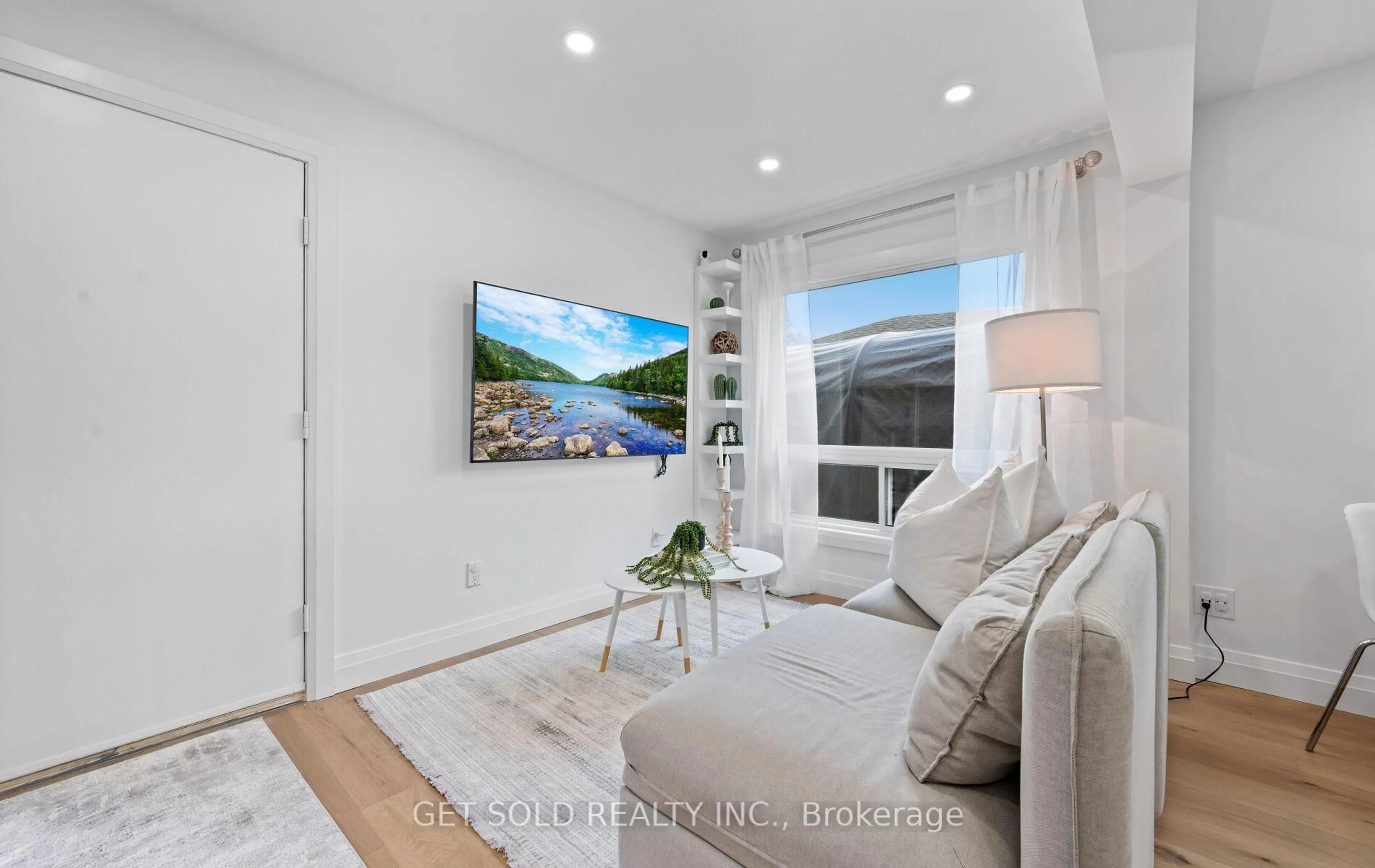 Living room with furniture, unknown for 36 Shalom Cres, Toronto Ontario M9V 4J4