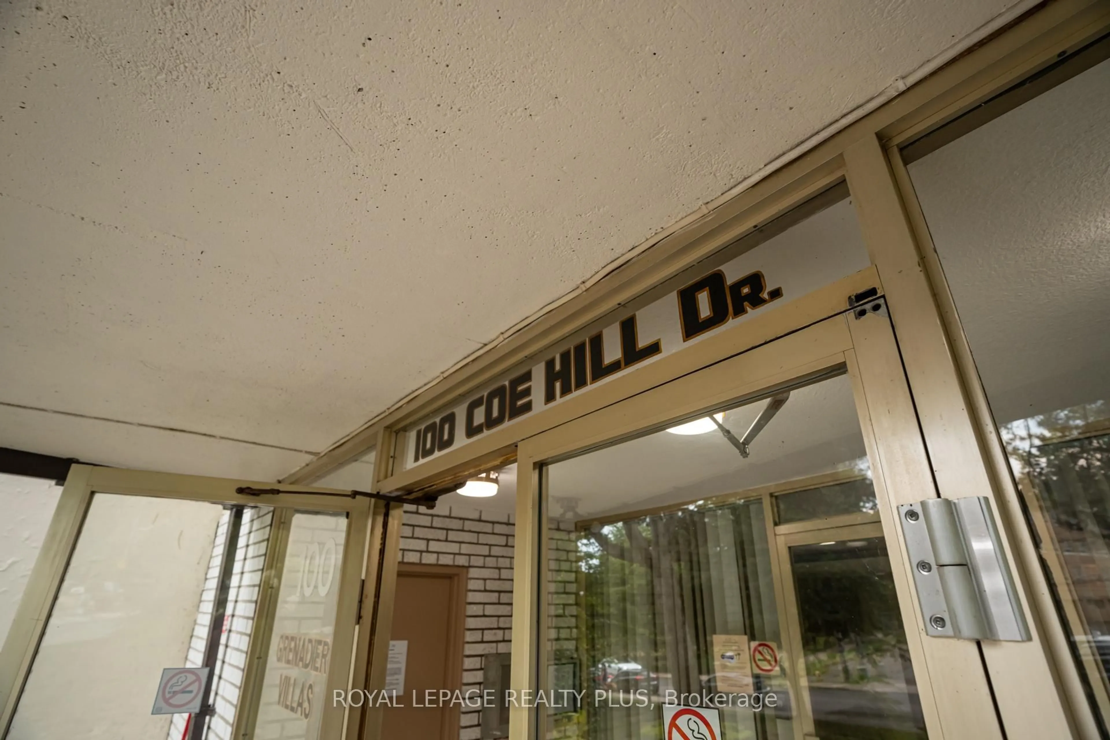 Indoor foyer for 100 Coe Hill Dr #409, Toronto Ontario M6S 3E1