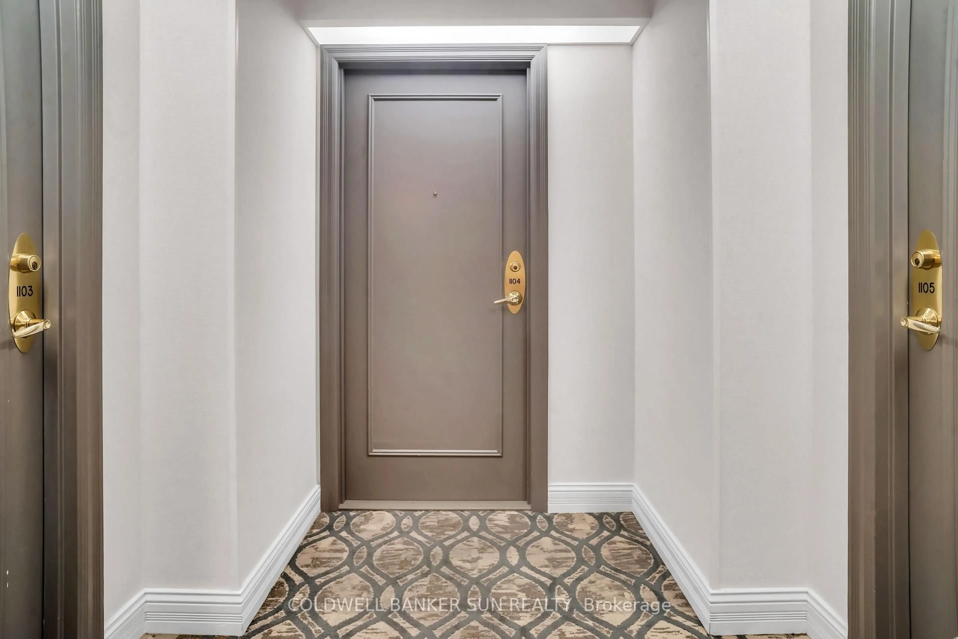 Indoor entryway for 35 Kingsbridge Garden Circ #1104, Mississauga Ontario L5R 3Z5