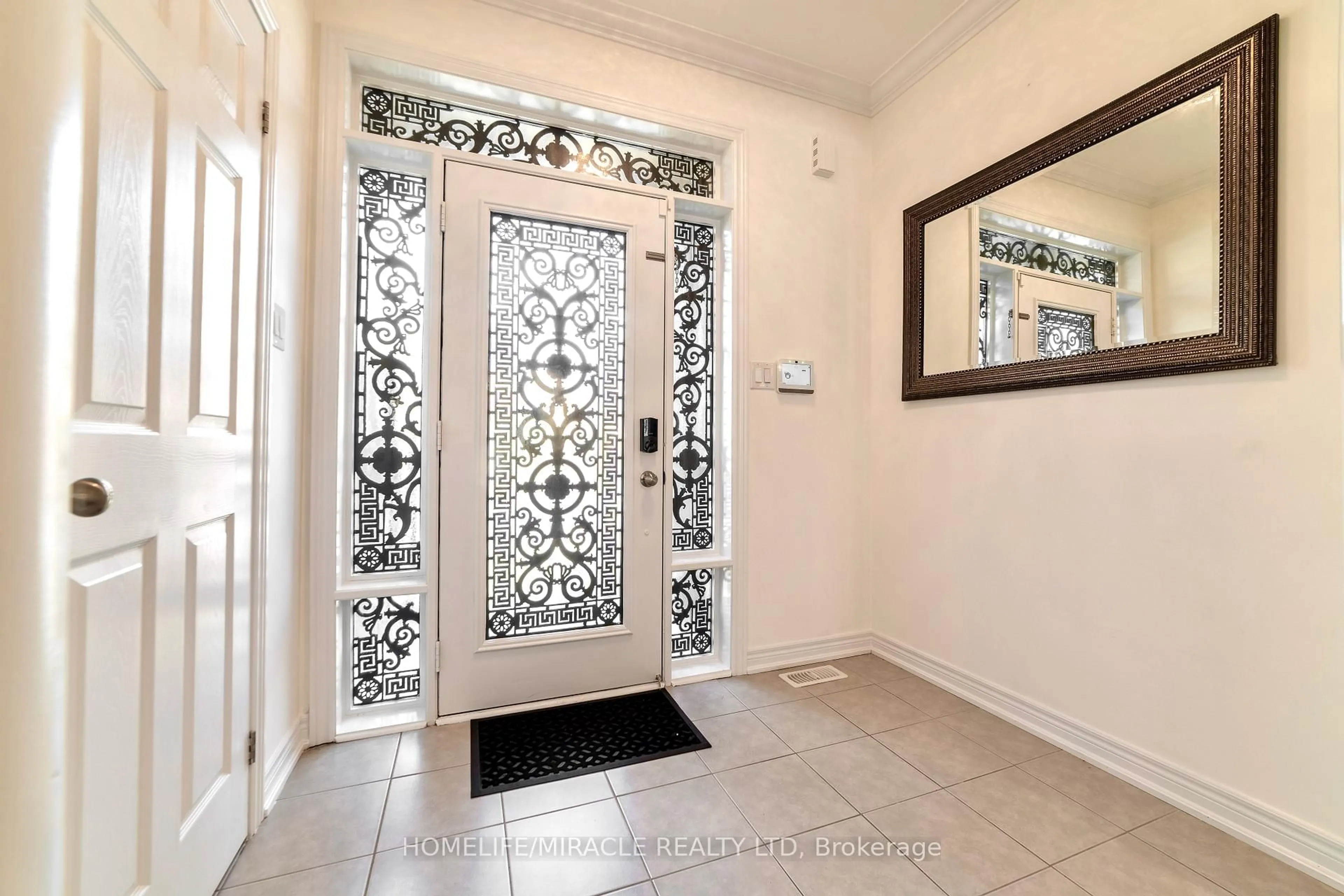 Indoor entryway for 86 JUNETOWN Circ, Brampton Ontario L6X 0X6