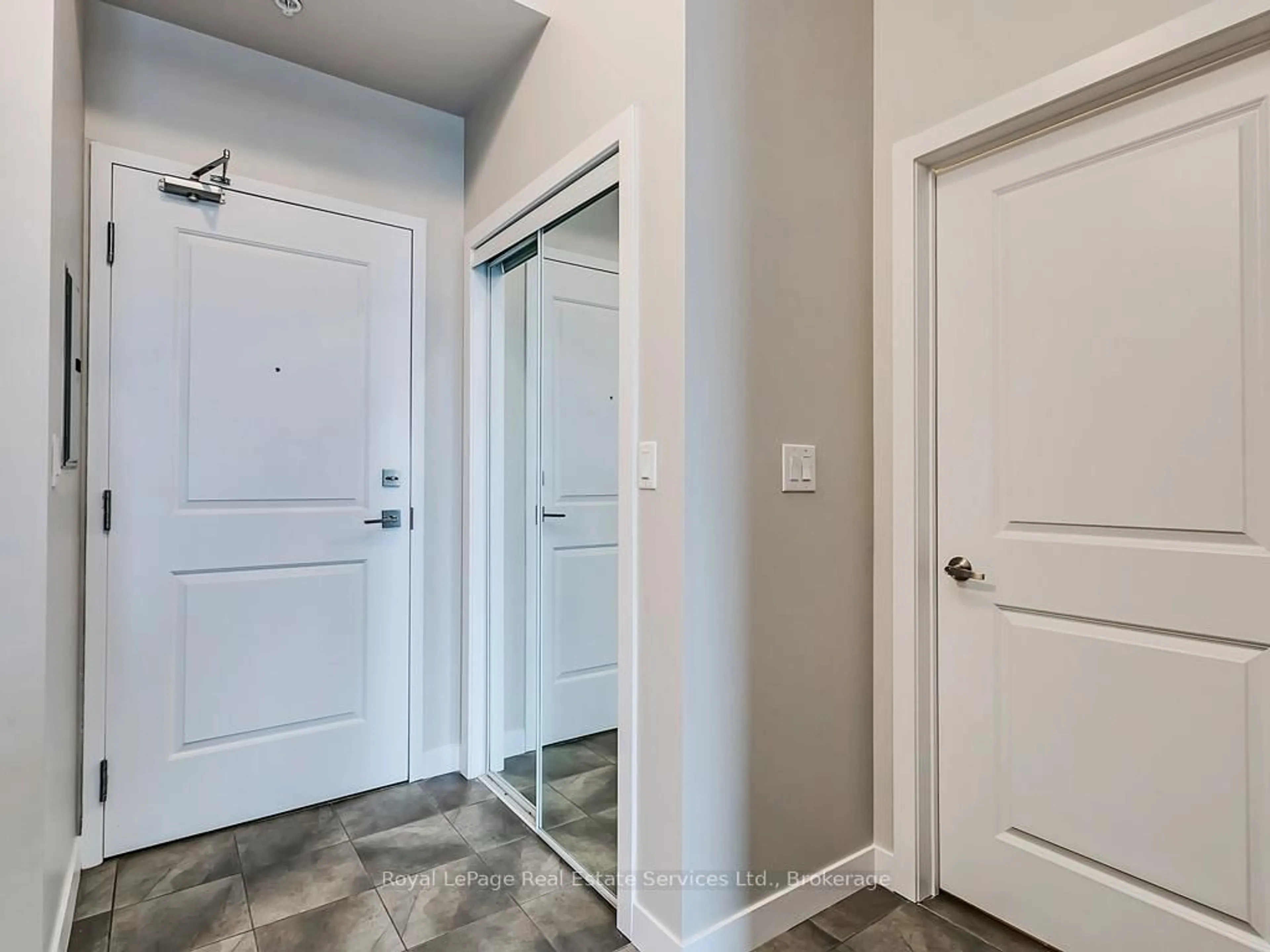 Indoor entryway for 5010 Corporate Dr #405, Burlington Ontario L7L 0H6