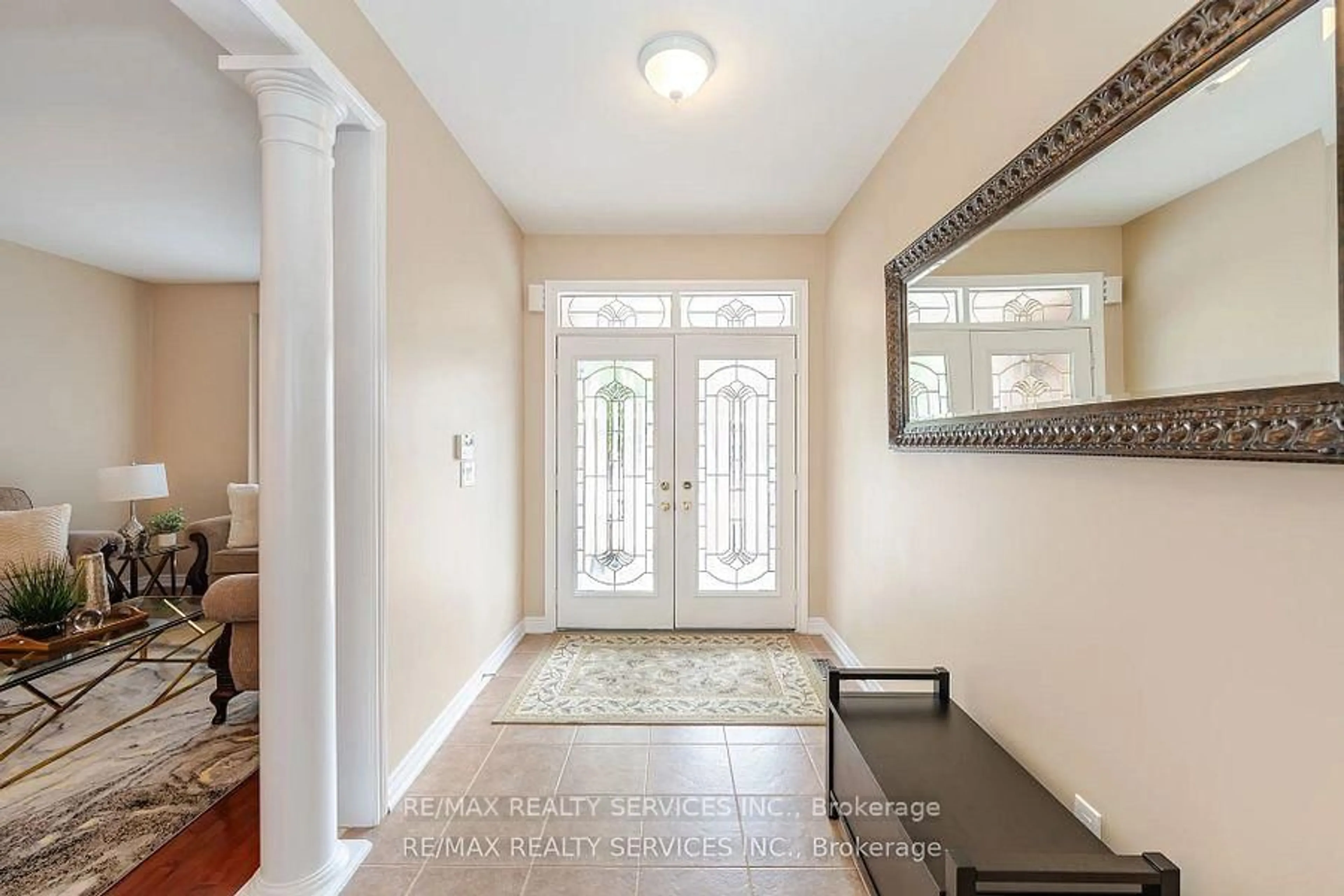Indoor entryway for 17 Regis Circ, Brampton Ontario L6P 1Z4