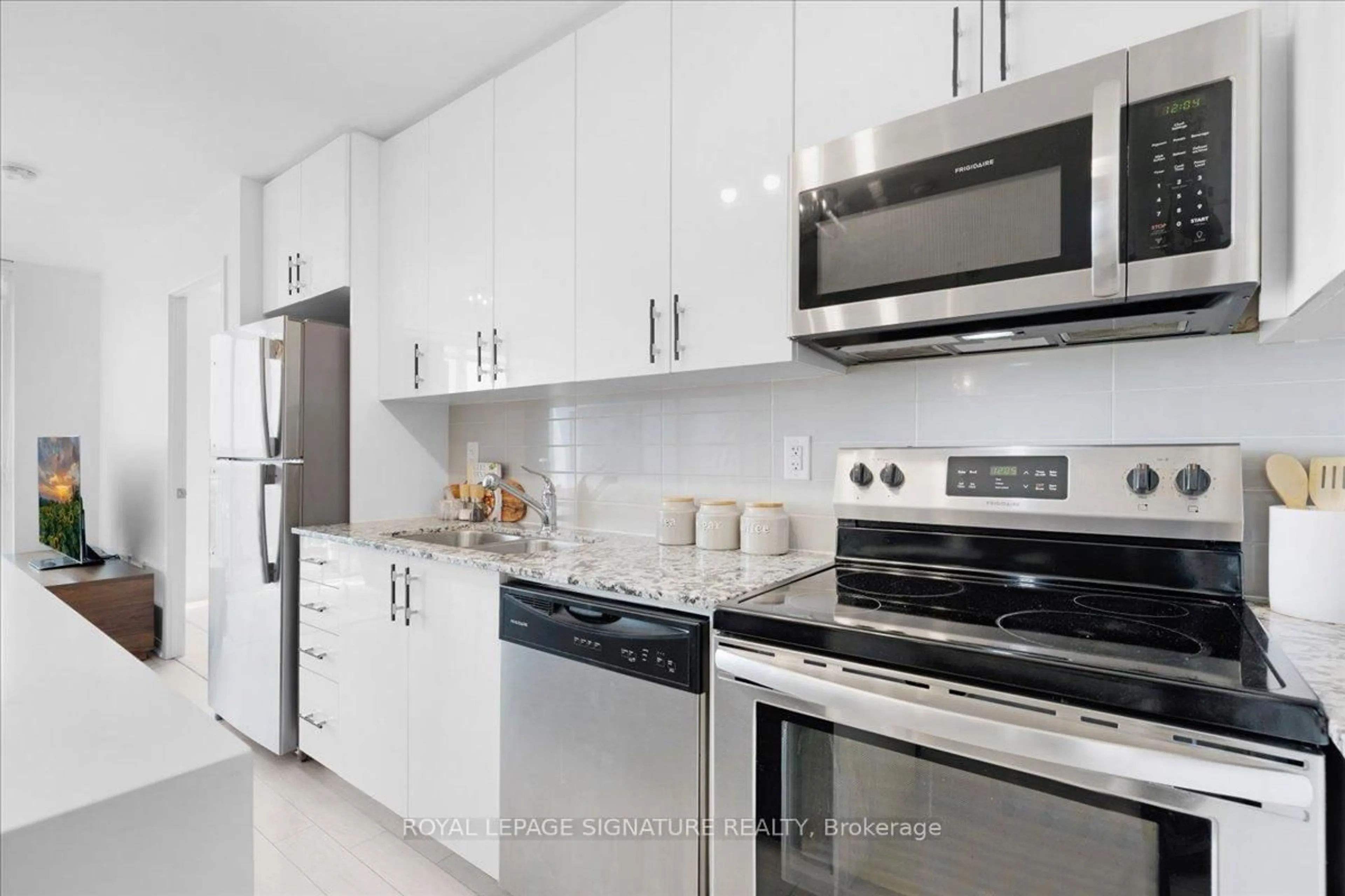Unknown for 3091 Dufferin St #824, Toronto Ontario M6A 0C4