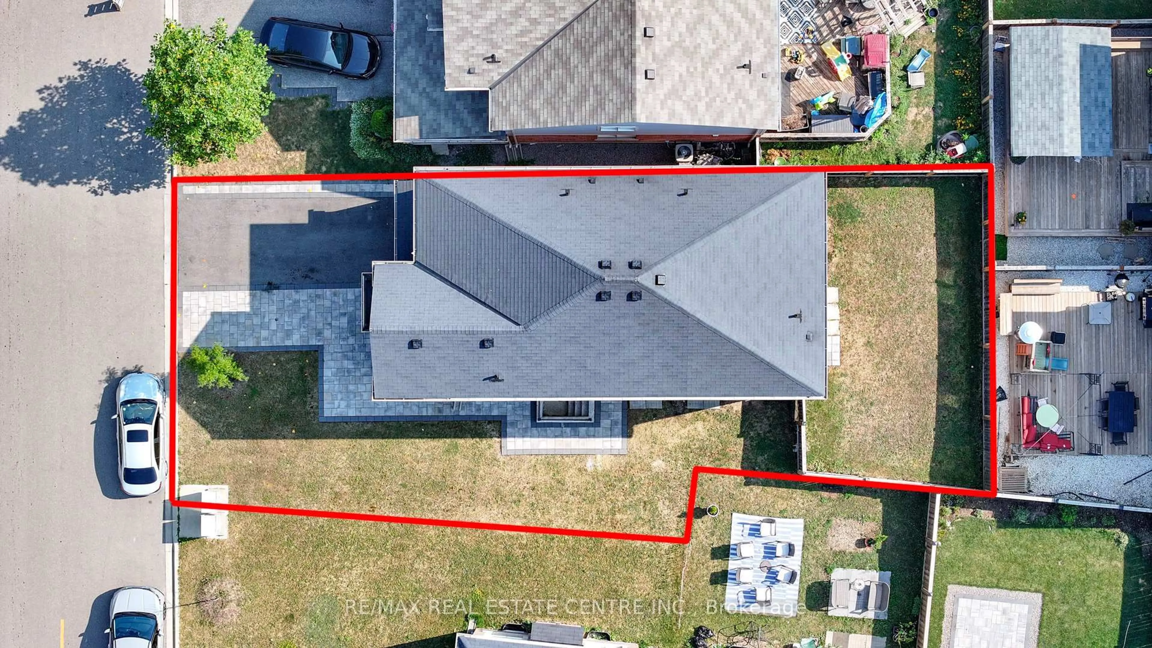 A pic from outside/outdoor area/front of a property/back of a property/a pic from drone, building for 326 English Mill Crt, Milton Ontario L9E 0A7
