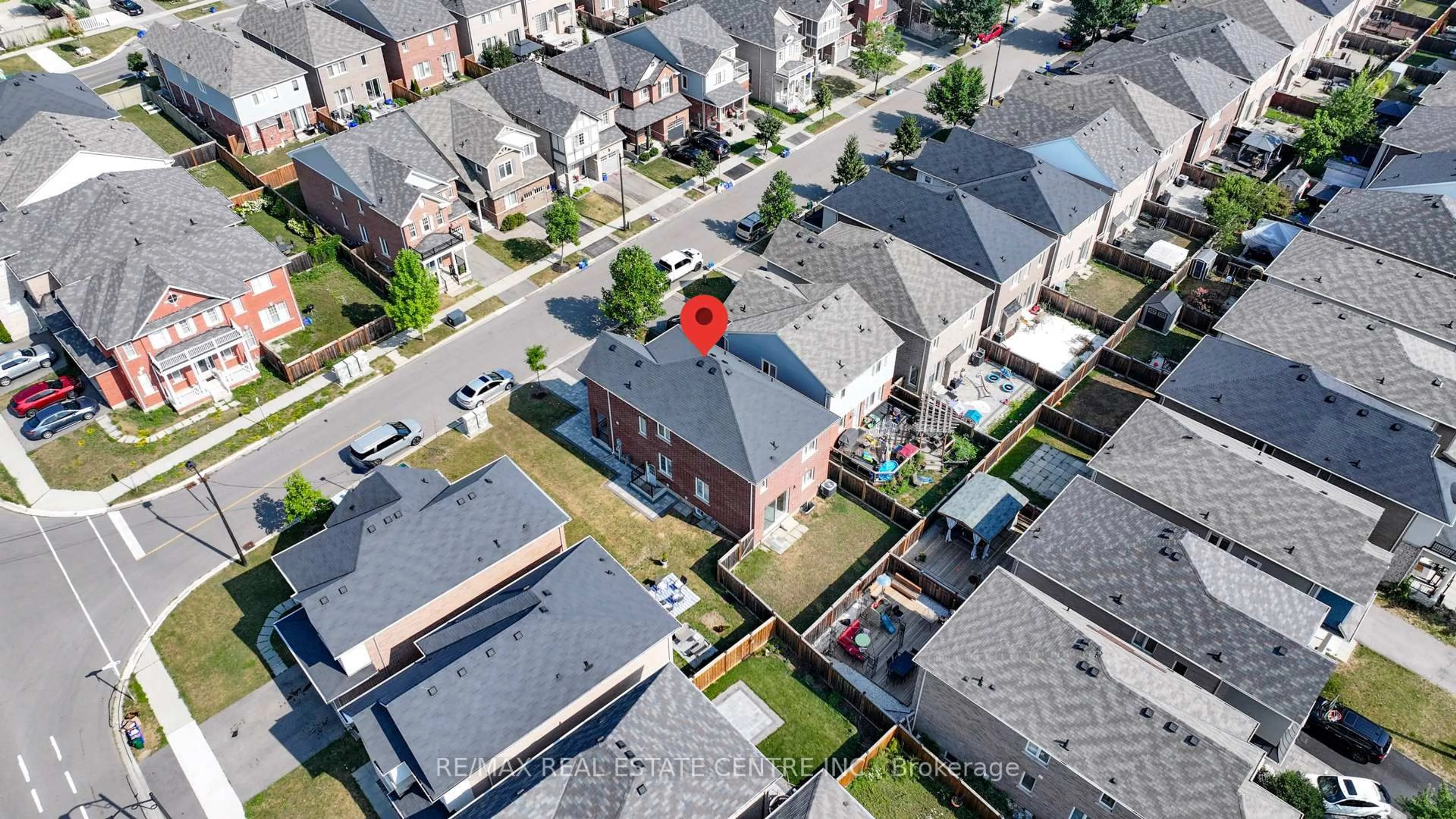 A pic from outside/outdoor area/front of a property/back of a property/a pic from drone, street for 326 English Mill Crt, Milton Ontario L9E 0A7