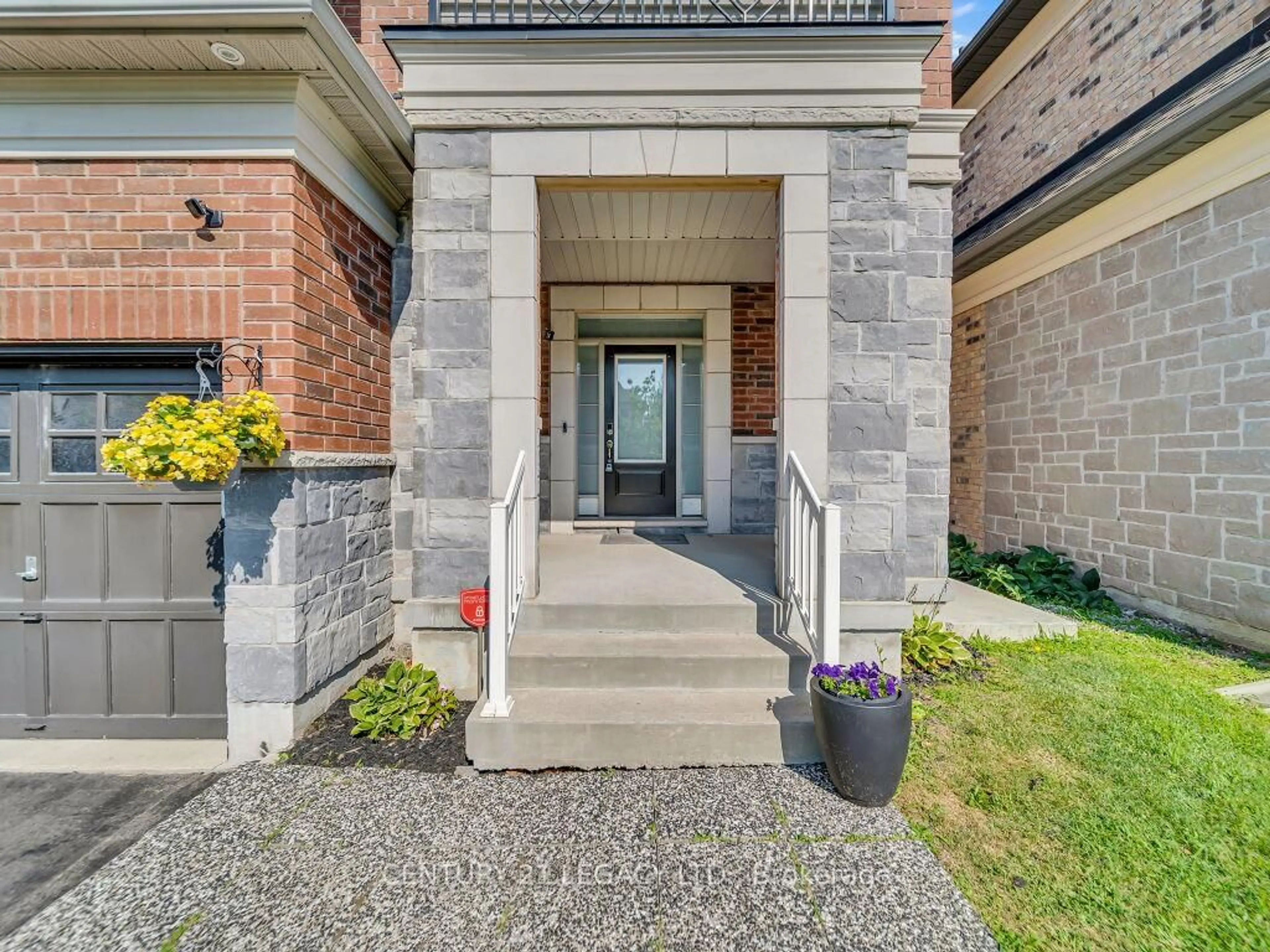 Indoor entryway for 8 Covina Rd, Brampton Ontario L6X 5L2