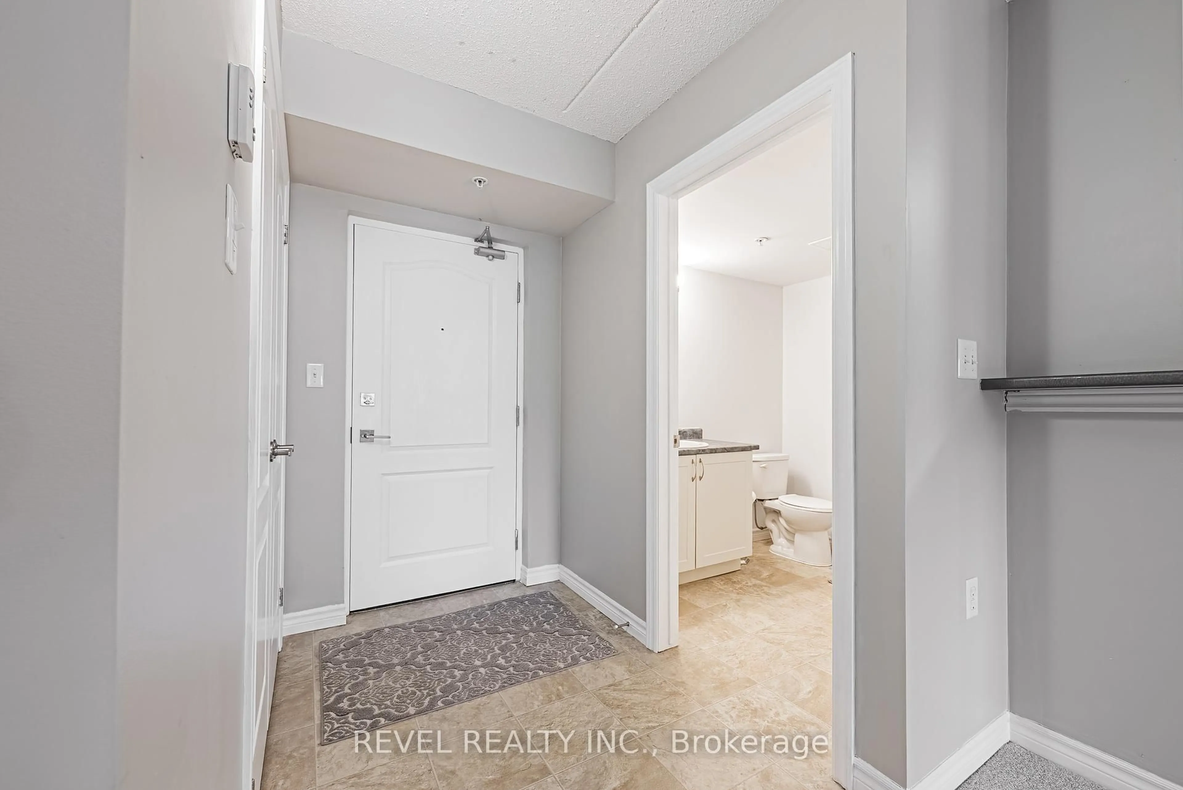 Indoor entryway for 1450 Main St #106, Milton Ontario L9T 8W4