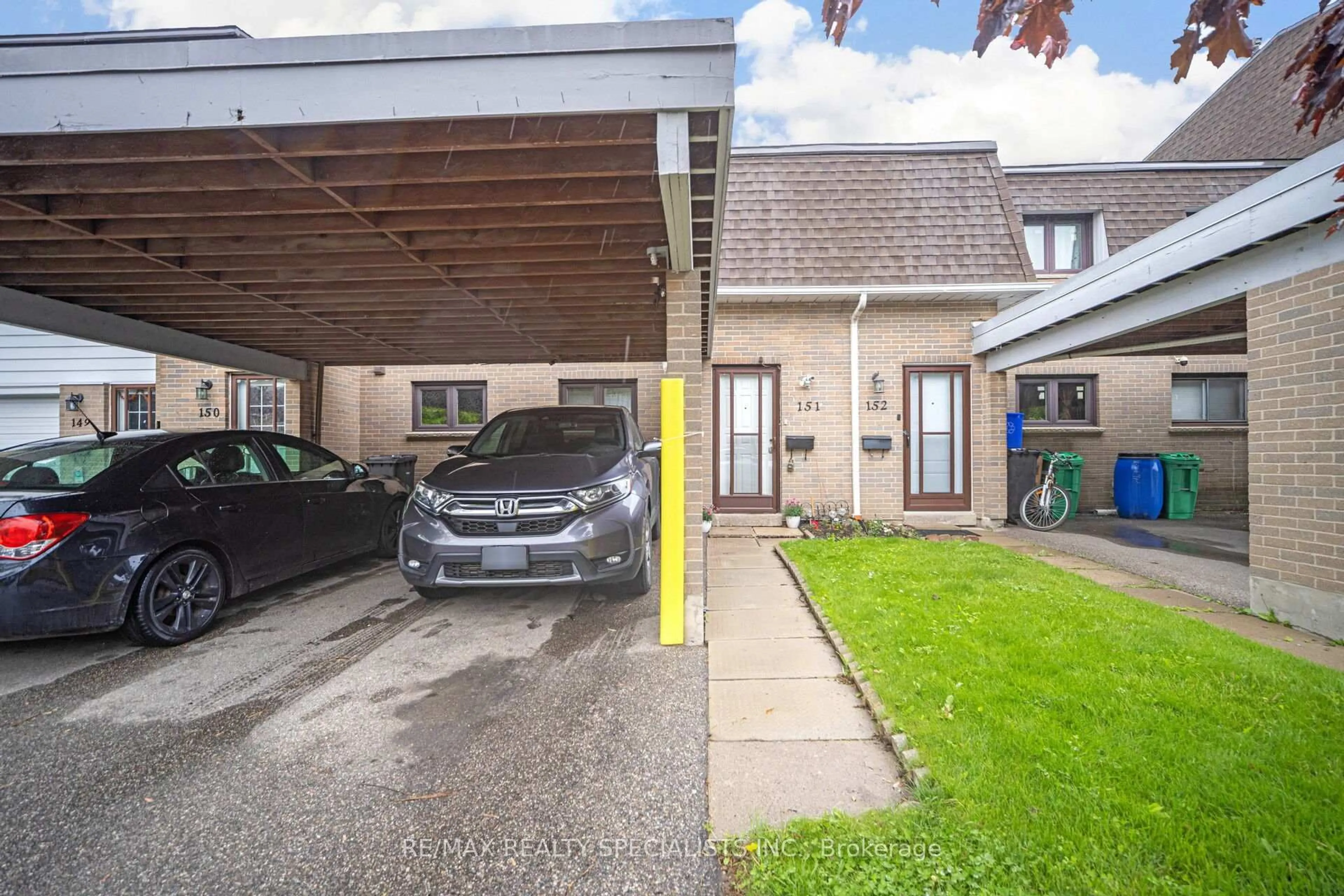 A pic from outside/outdoor area/front of a property/back of a property/a pic from drone, street for 475 Bramalea Rd #151, Brampton Ontario L6T 2X3