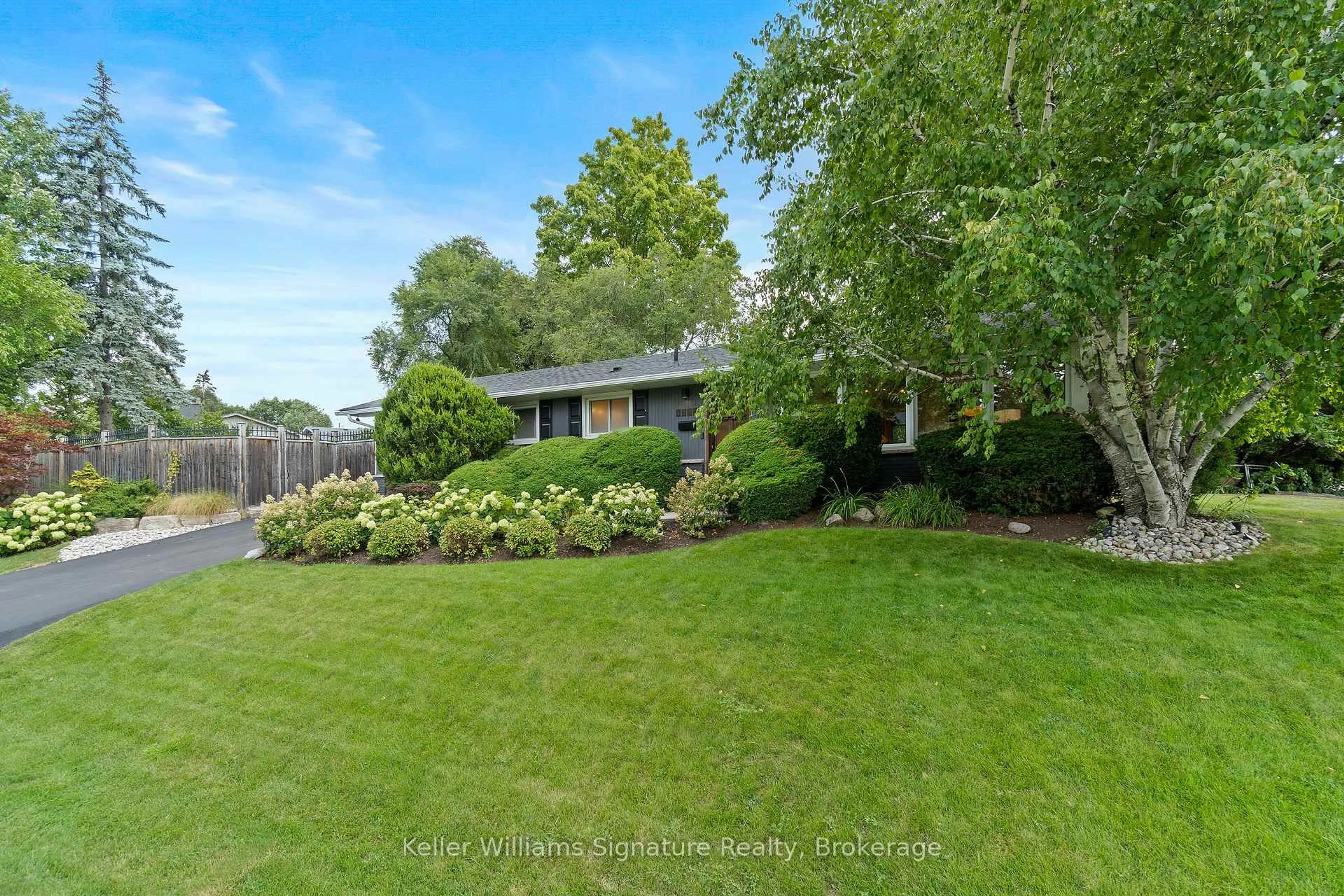 A pic from outside/outdoor area/front of a property/back of a property/a pic from drone, unknown for 1225 Elgin Cres, Oakville Ontario L6H 2J8