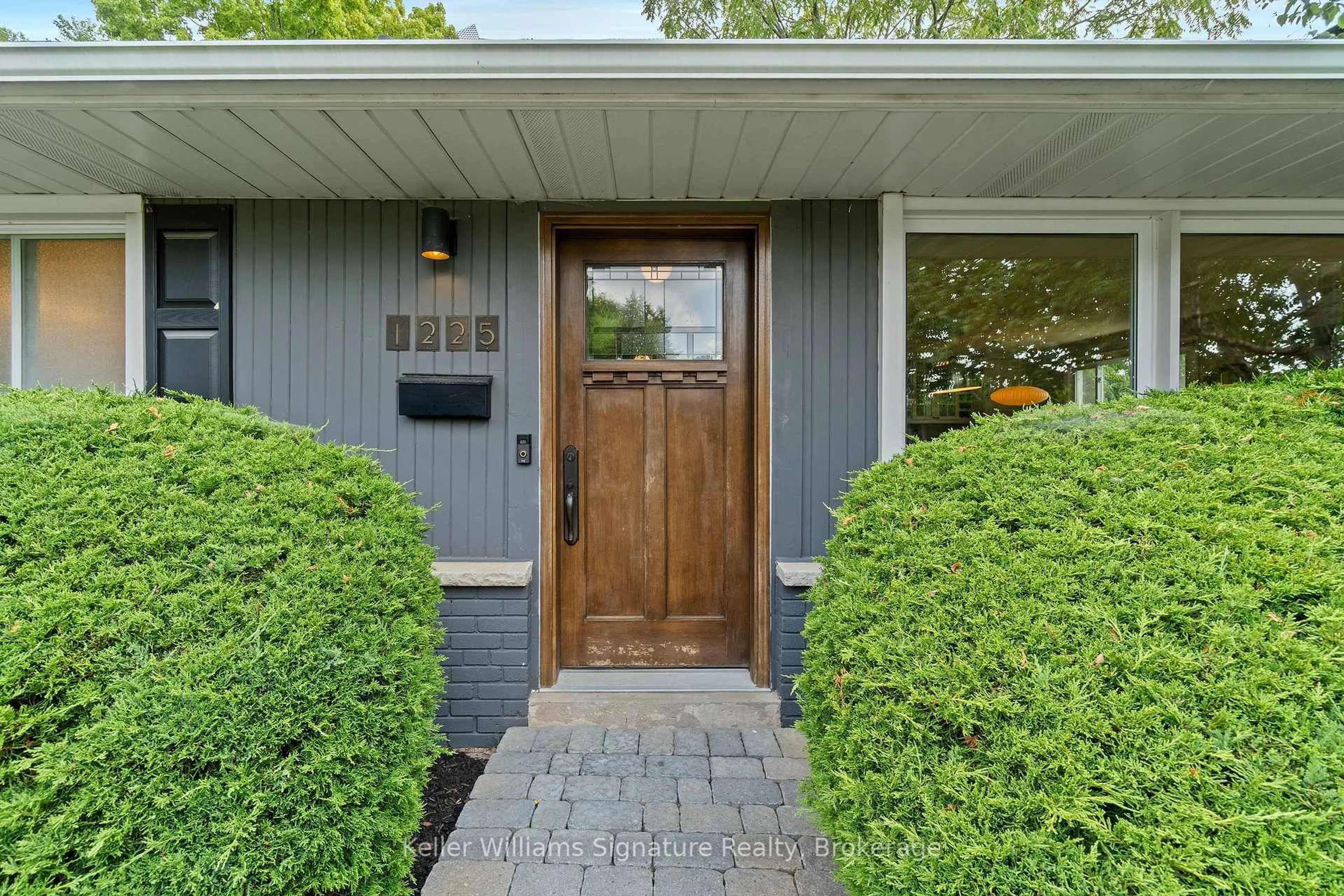 Indoor entryway for 1225 Elgin Cres, Oakville Ontario L6H 2J8