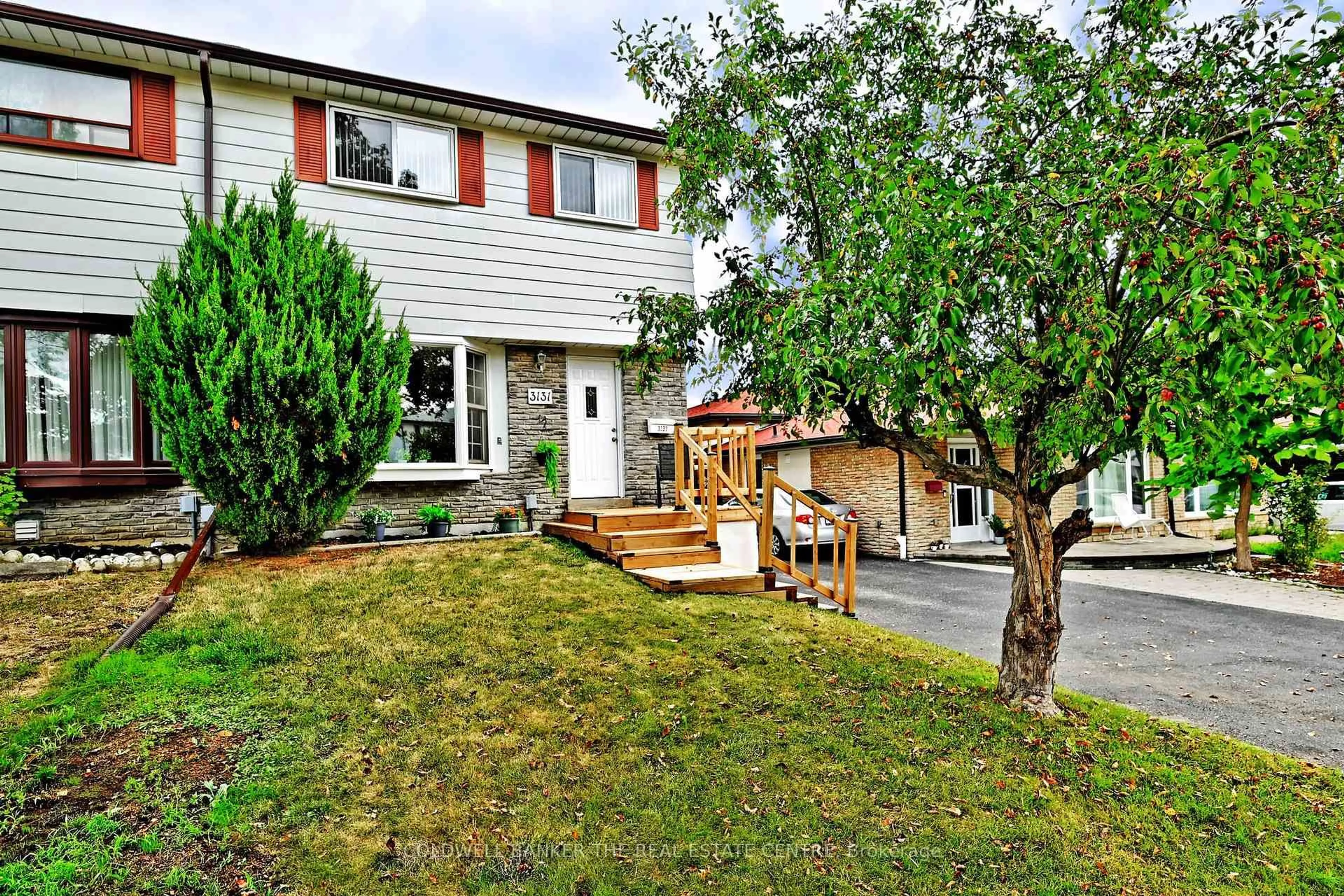 Home with vinyl exterior material, street for 3131 Rymal Rd, Mississauga Ontario L4Y 3B4