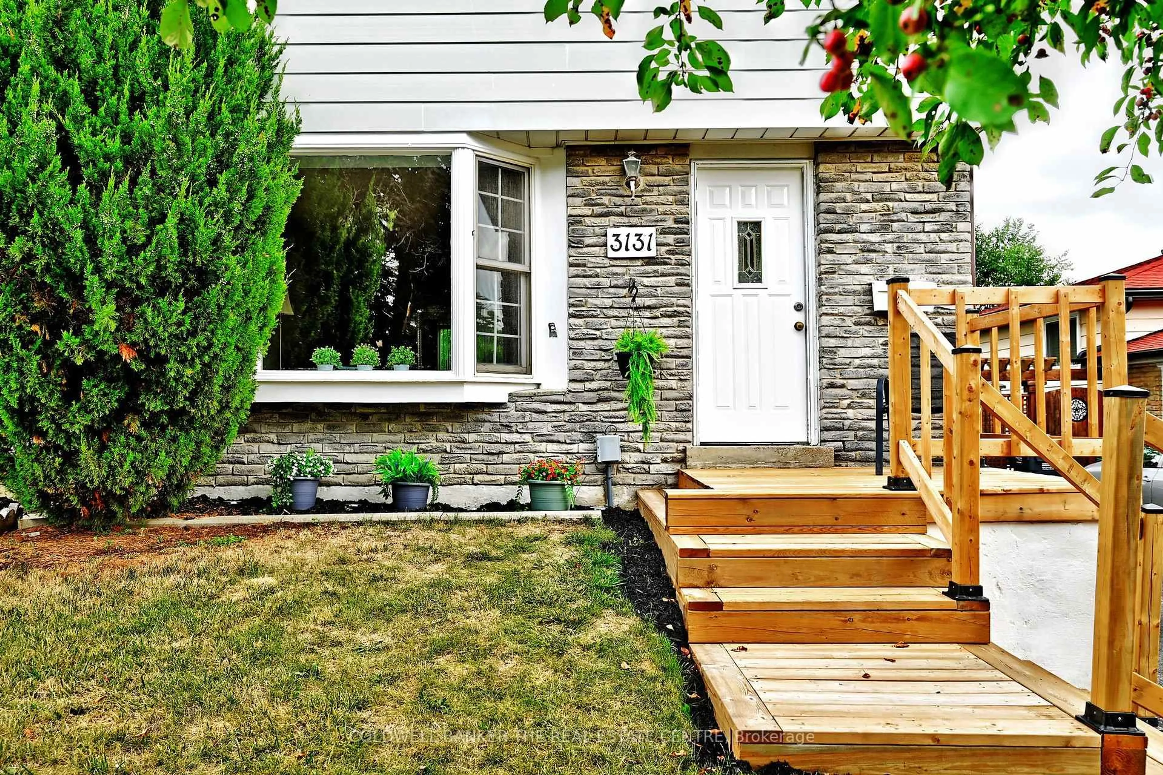 Home with brick exterior material, street for 3131 Rymal Rd, Mississauga Ontario L4Y 3B4