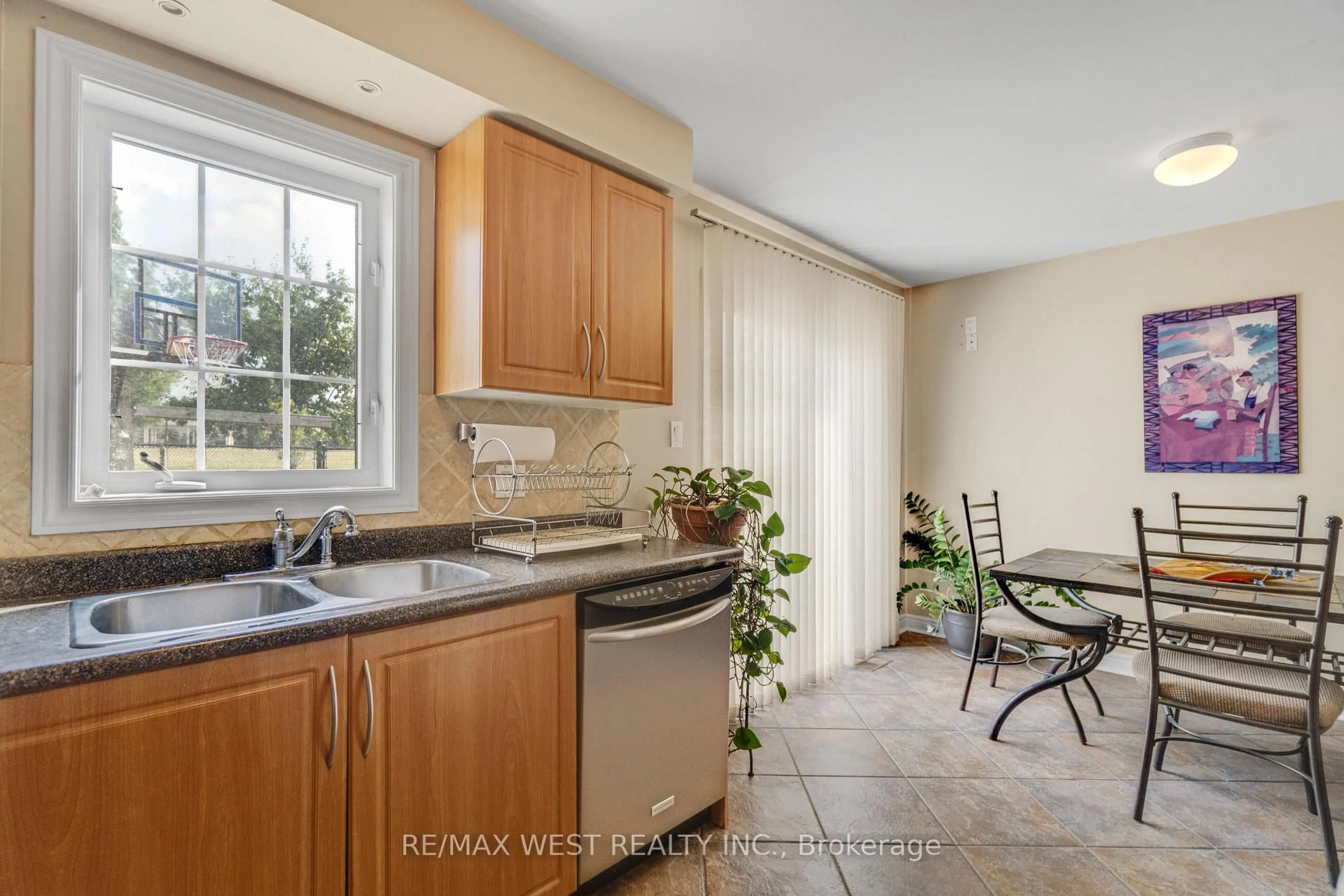 Standard kitchen, ceramic/tile floor for 35 Rotunda St, Brampton Ontario L6X 5E5