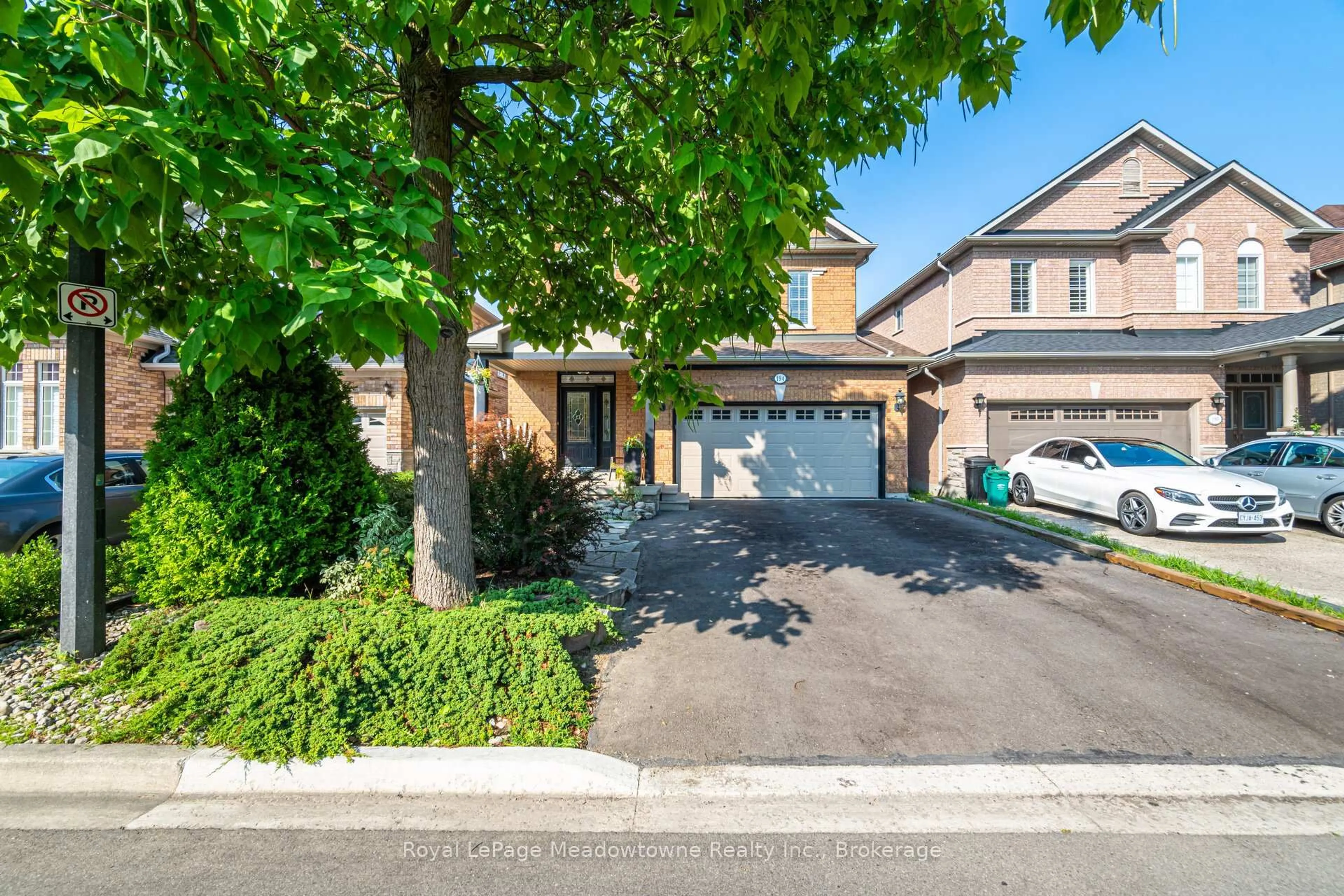 A pic from outside/outdoor area/front of a property/back of a property/a pic from drone, street for 194 Manley Lane, Milton Ontario L9T 5N8