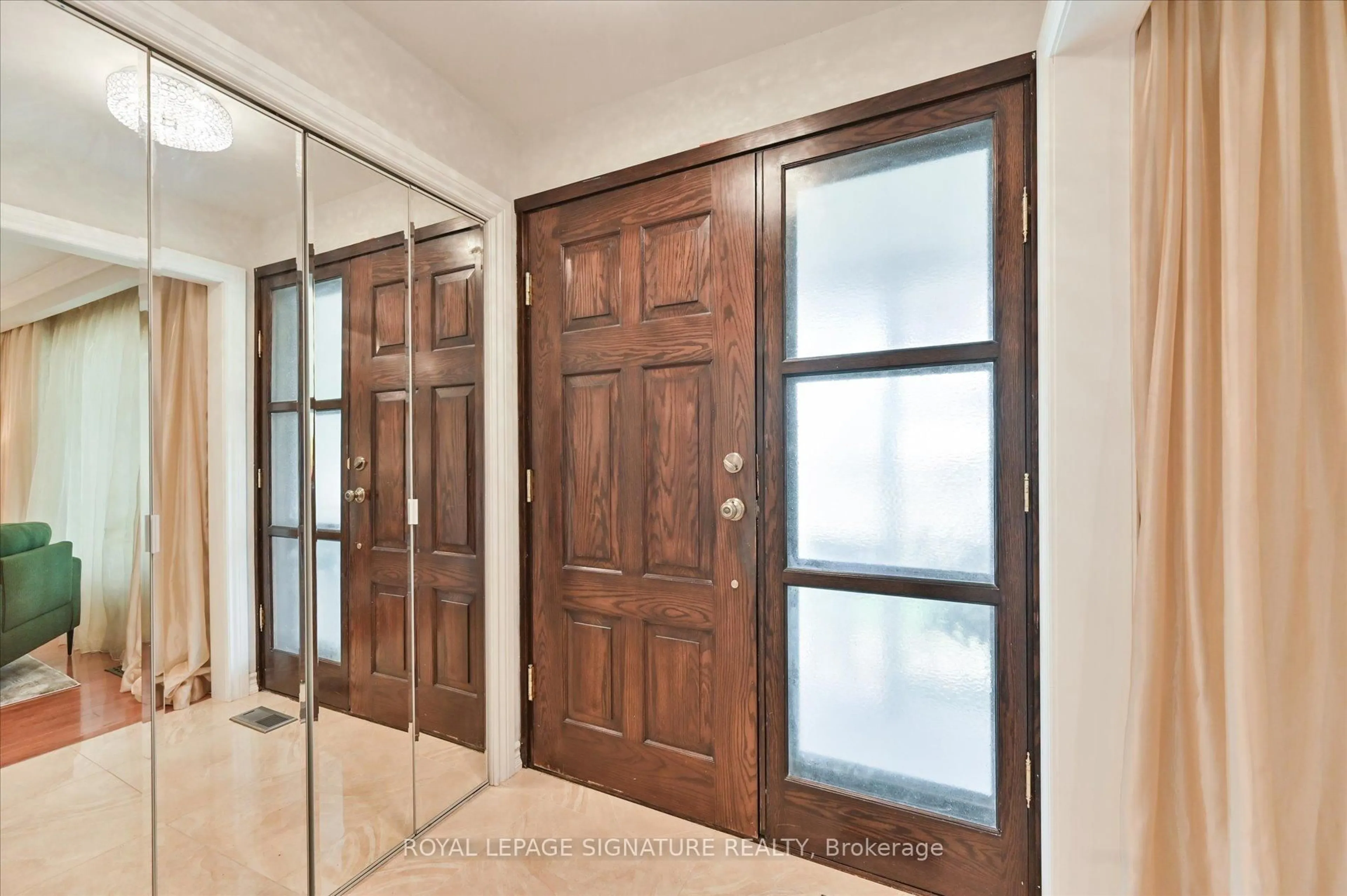 Indoor entryway for 113 Carsbrooke Rd, Toronto Ontario M9C 3C9