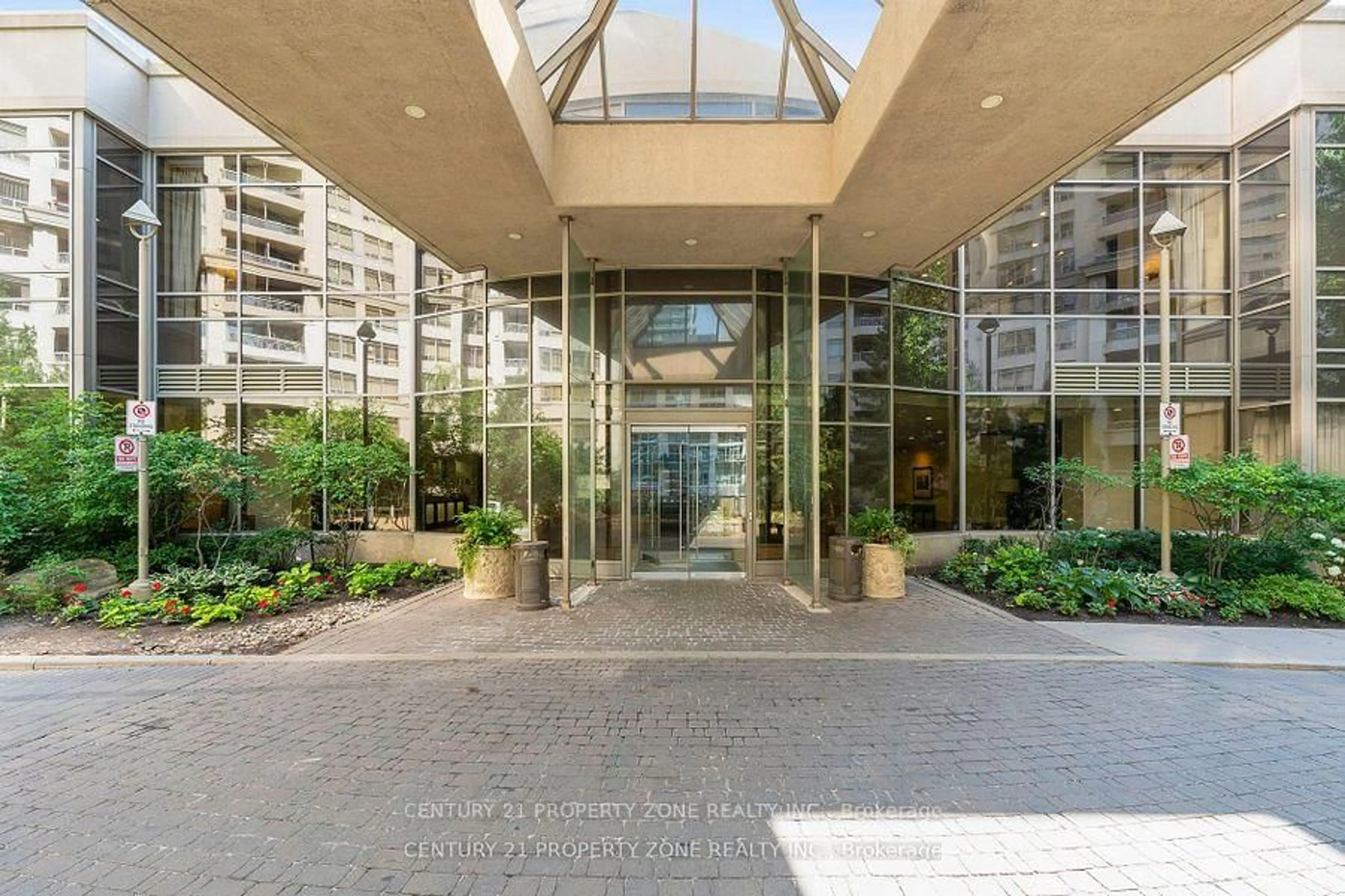 Indoor foyer for 3880 Duke Of York Blvd #1911, Mississauga Ontario L5B 4M7