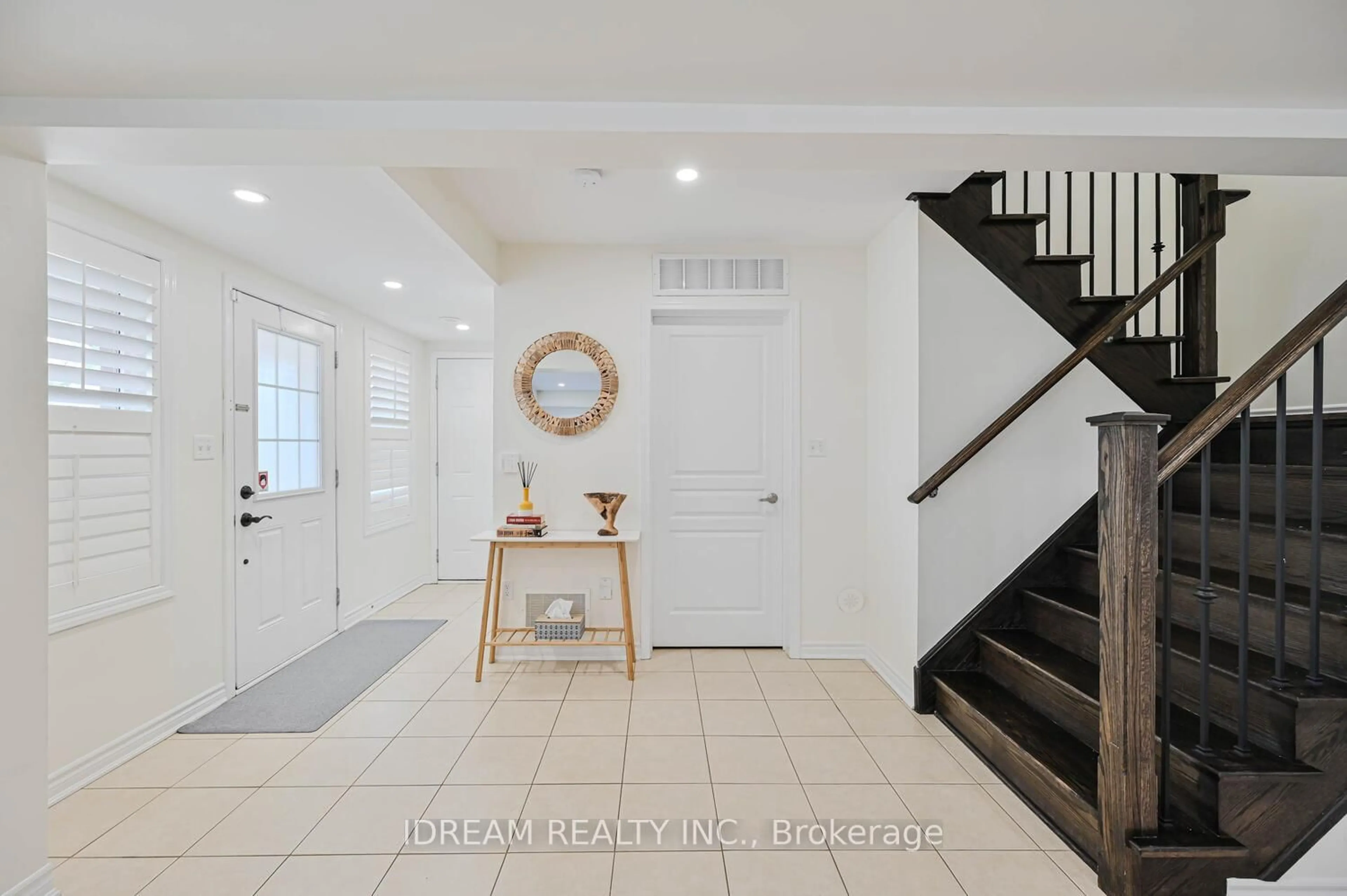 Indoor entryway for 80 Bleasdale Ave, Brampton Ontario L7A 0T2