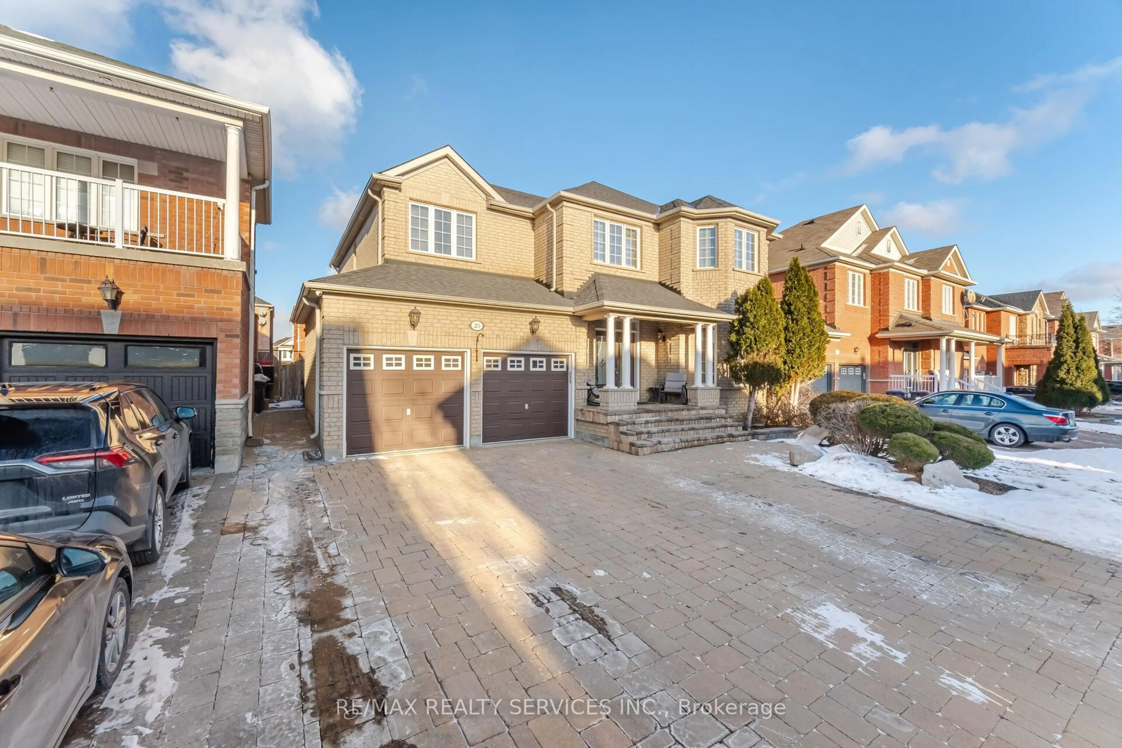 A pic from outside/outdoor area/front of a property/back of a property/a pic from drone, street for 25 Mountain Gorge Rd, Brampton Ontario L6R 2X7