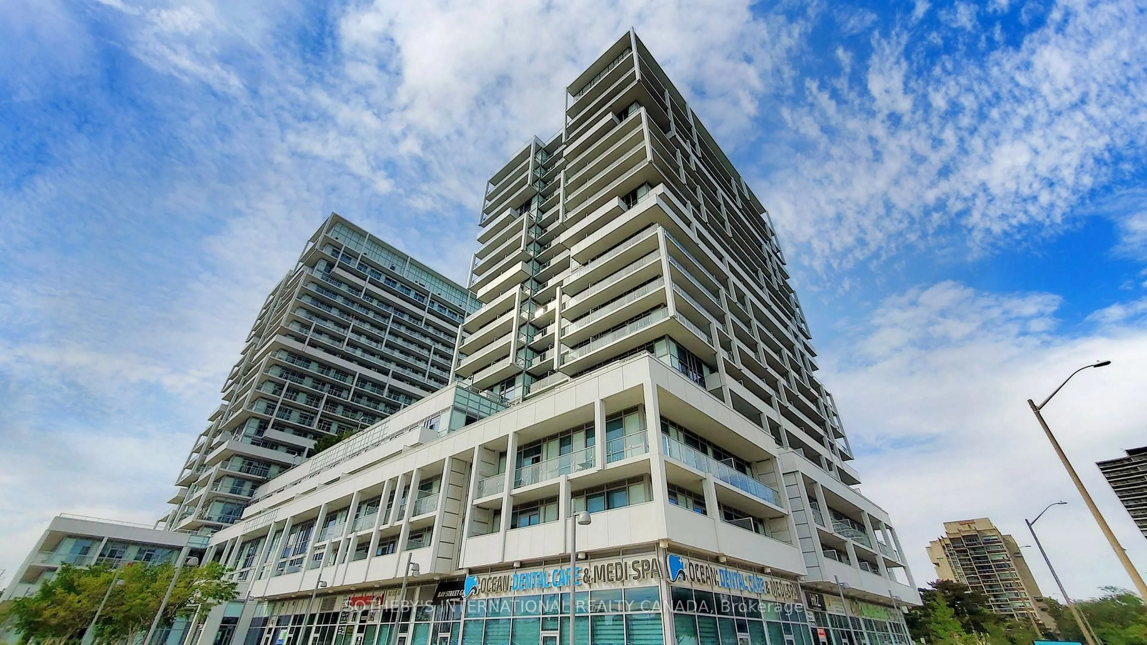 Indoor foyer for 65 Speers Rd #1803, Oakville Ontario L6K 0J1