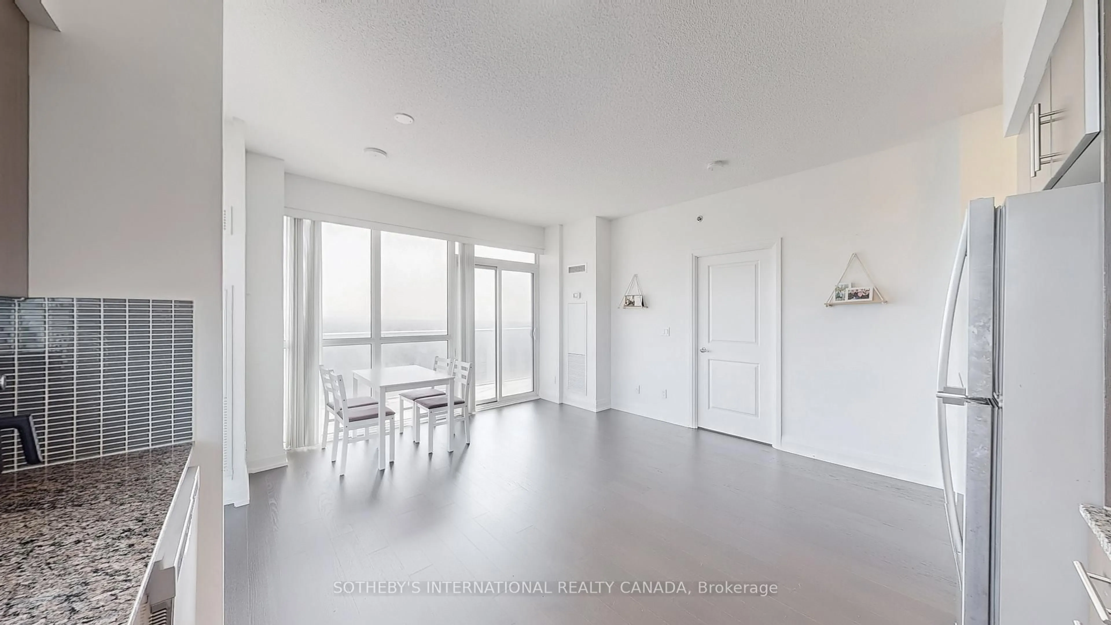 A pic of a room for 65 Speers Rd #1803, Oakville Ontario L6K 0J1