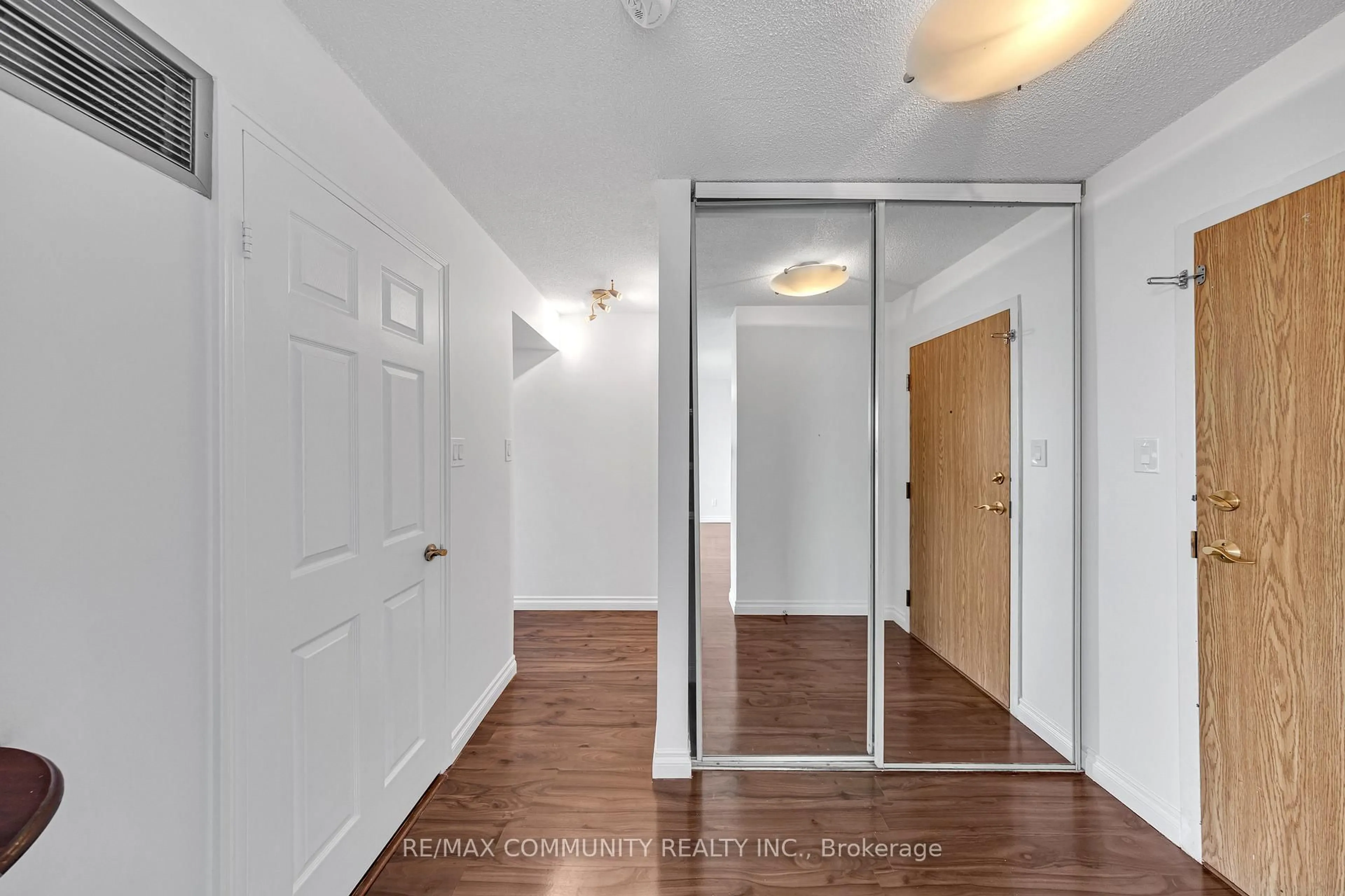 Indoor entryway for 1360 Rathburn Rd #908, Mississauga Ontario L4W 4H4