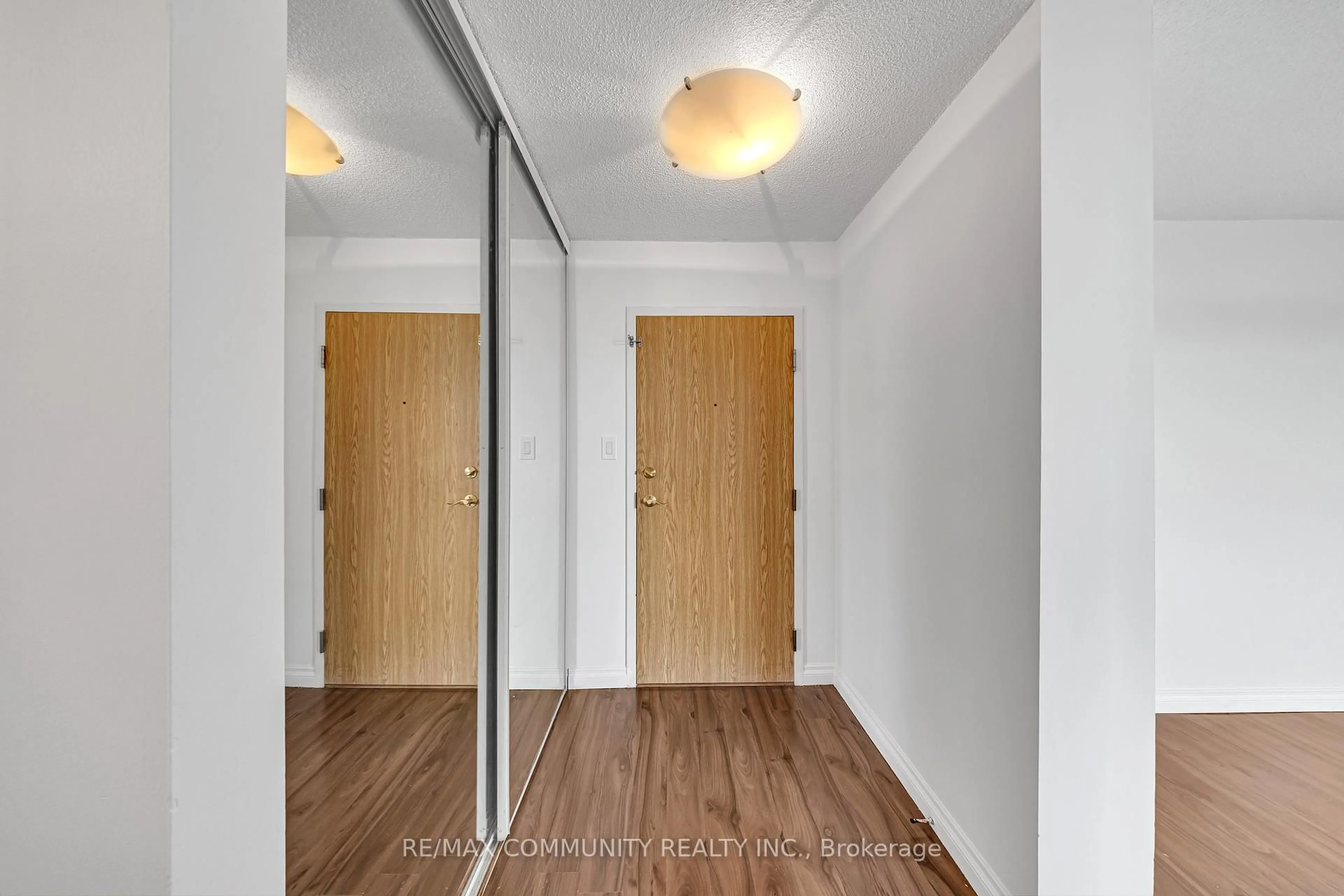 Indoor entryway for 1360 Rathburn Rd #908, Mississauga Ontario L4W 4H4