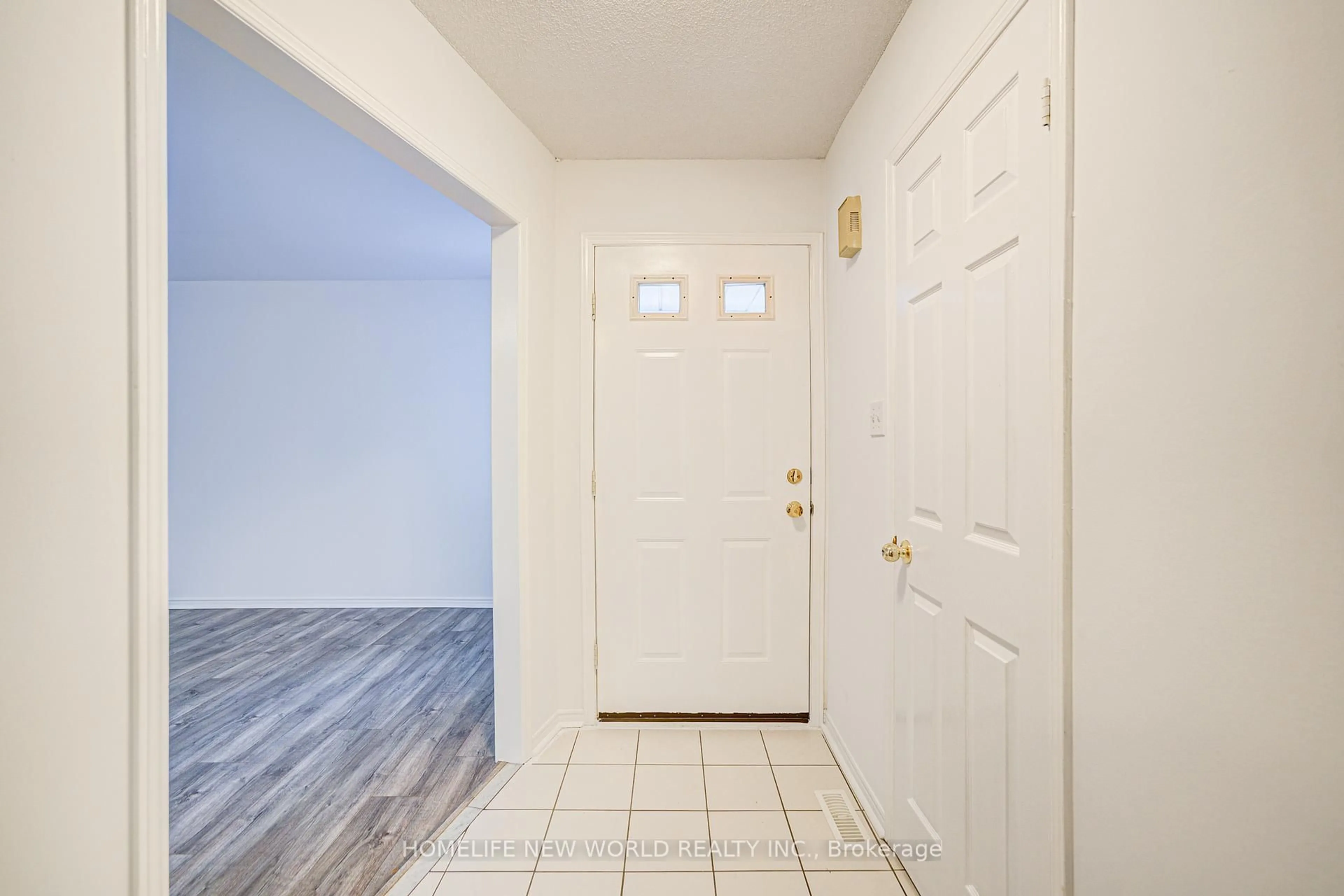 Indoor entryway for 3296 Pilcom Cres, Mississauga Ontario L5B 3X4