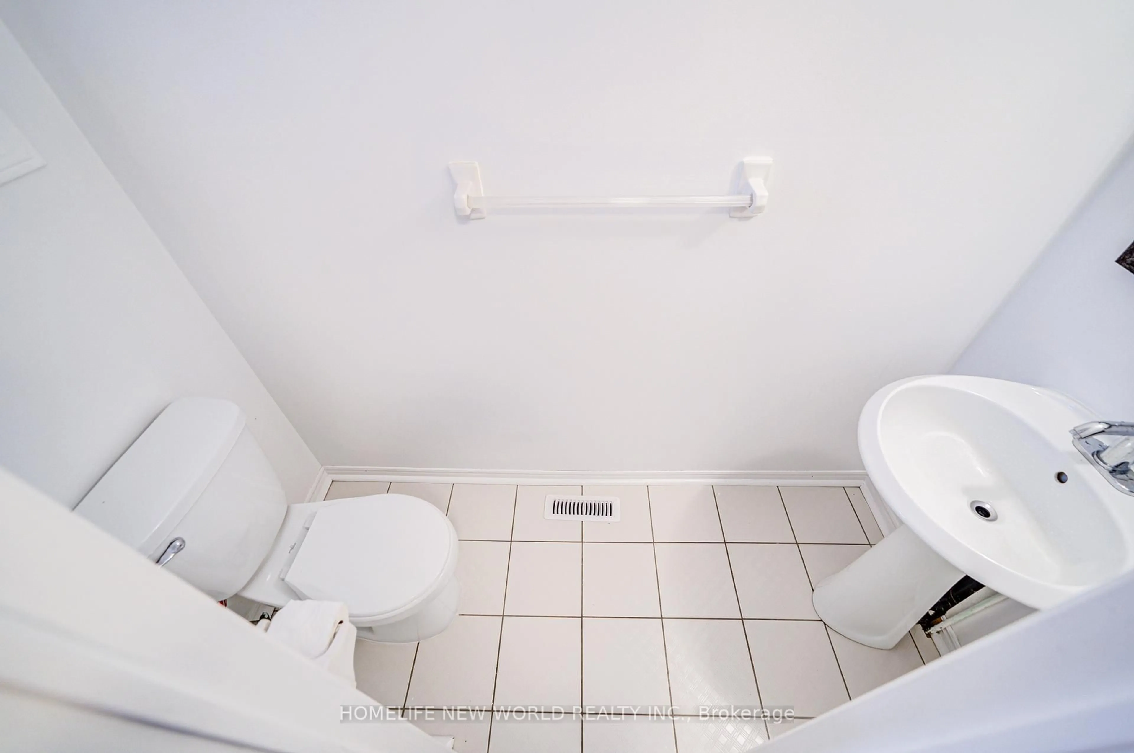 Standard bathroom, unknown for 3296 Pilcom Cres, Mississauga Ontario L5B 3X4