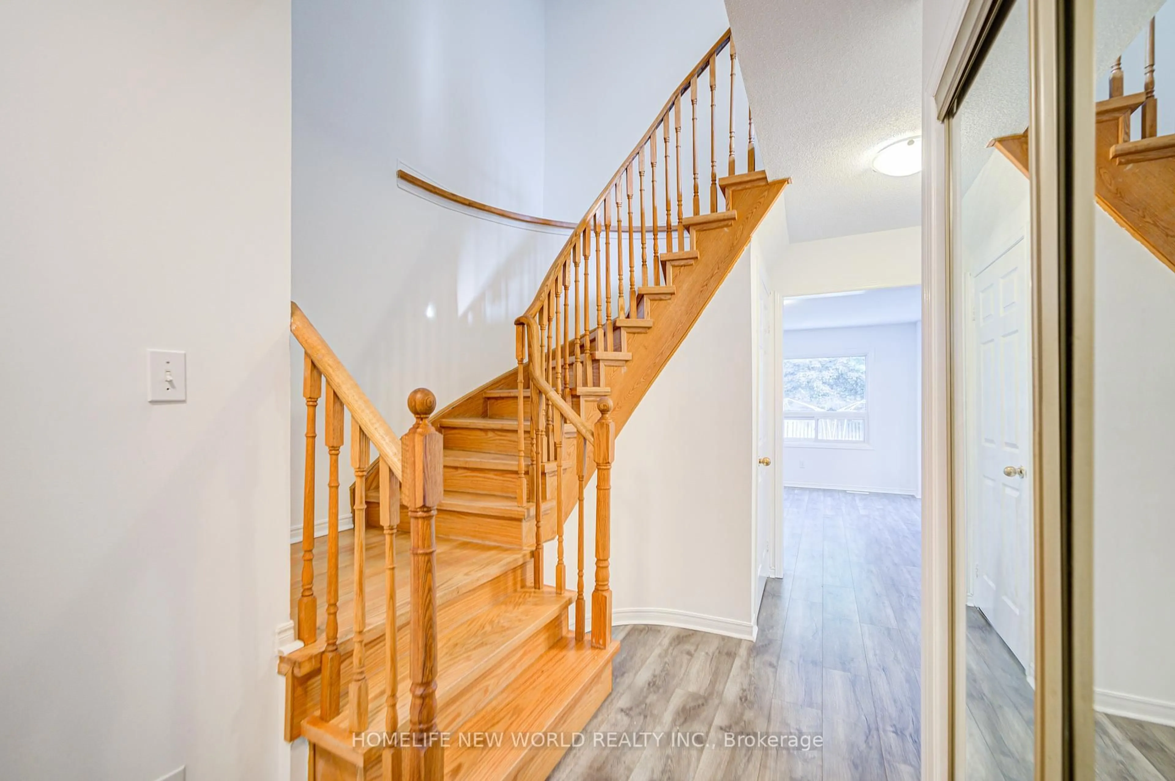 Stairs for 3296 Pilcom Cres, Mississauga Ontario L5B 3X4