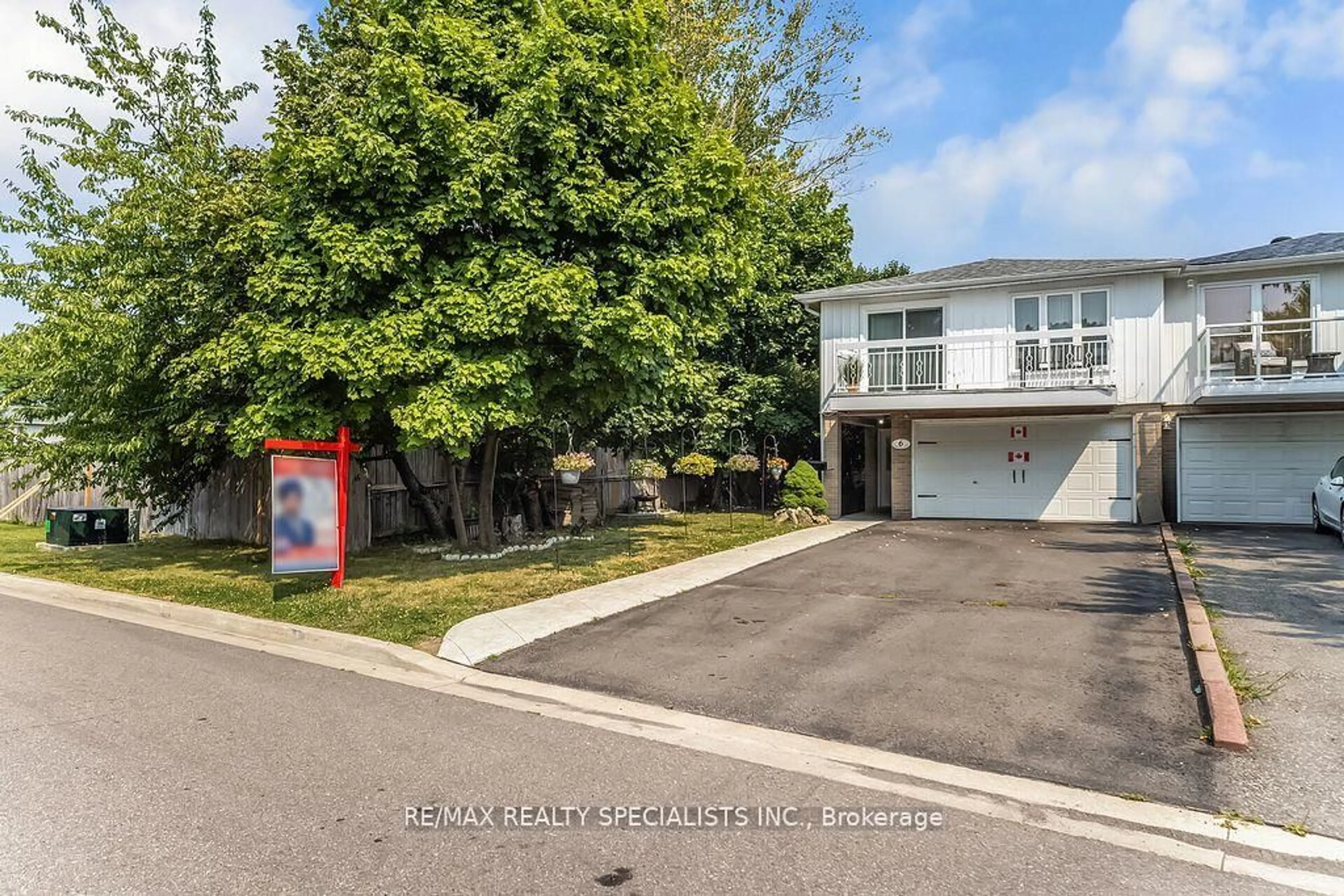 A pic from outside/outdoor area/front of a property/back of a property/a pic from drone, street for 6 Griselda Crt, Brampton Ontario L6S 1M6