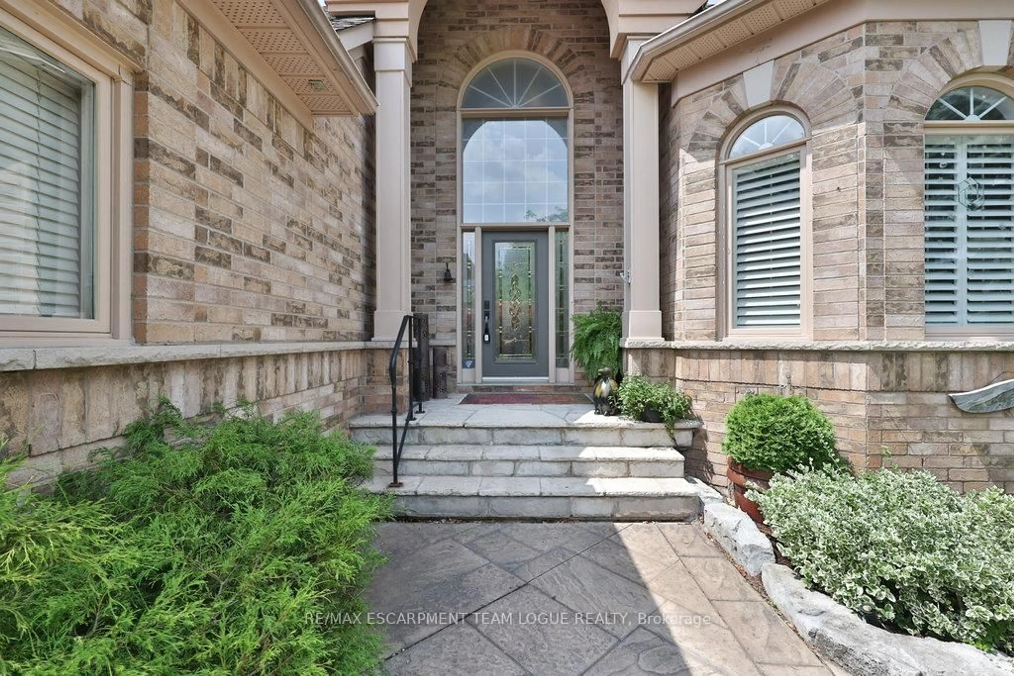 Indoor entryway for 2132 Turnberry Rd, Burlington Ontario L7M 4N2