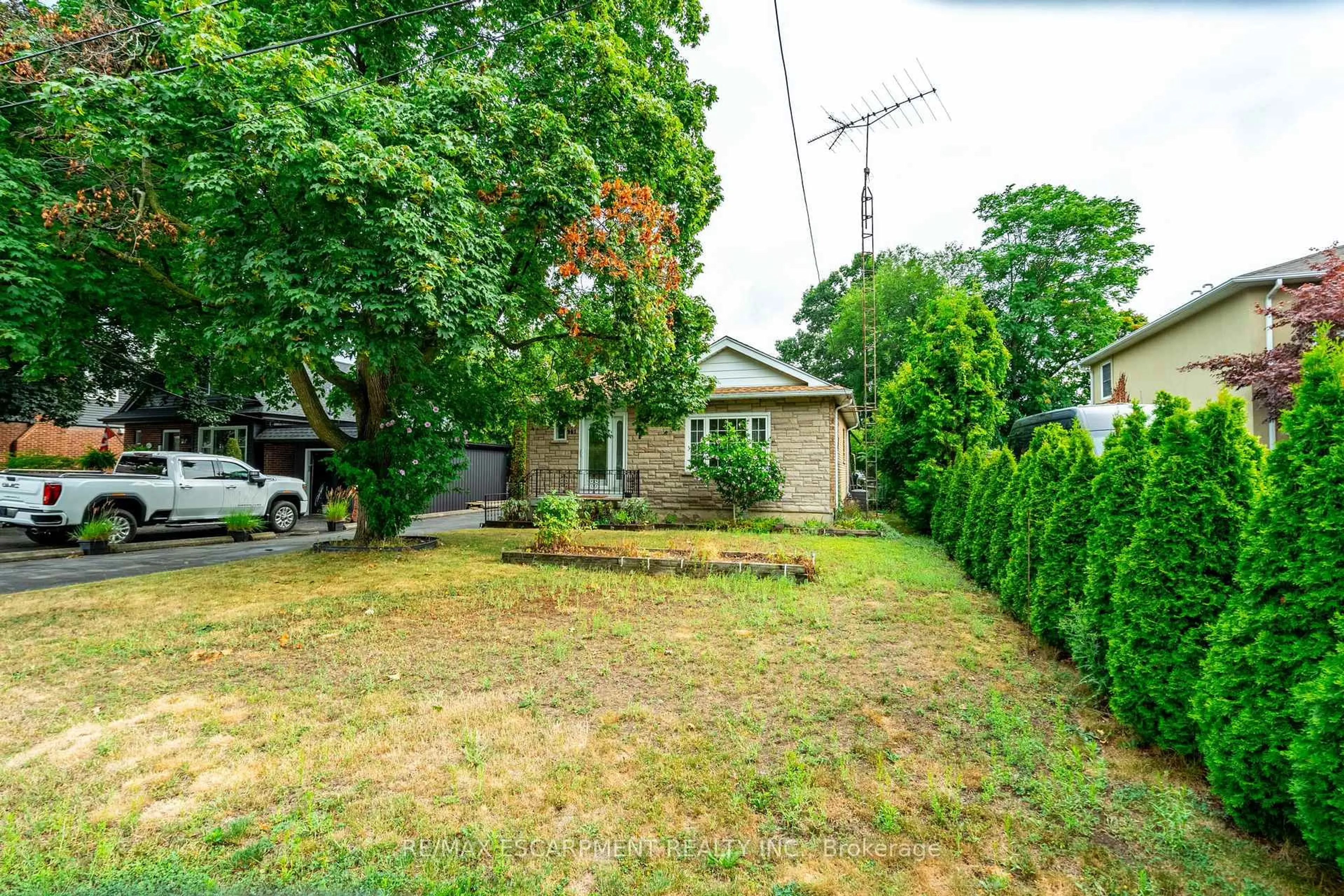 Unknown for 961 Danforth Ave, Burlington Ontario L7T 1S7