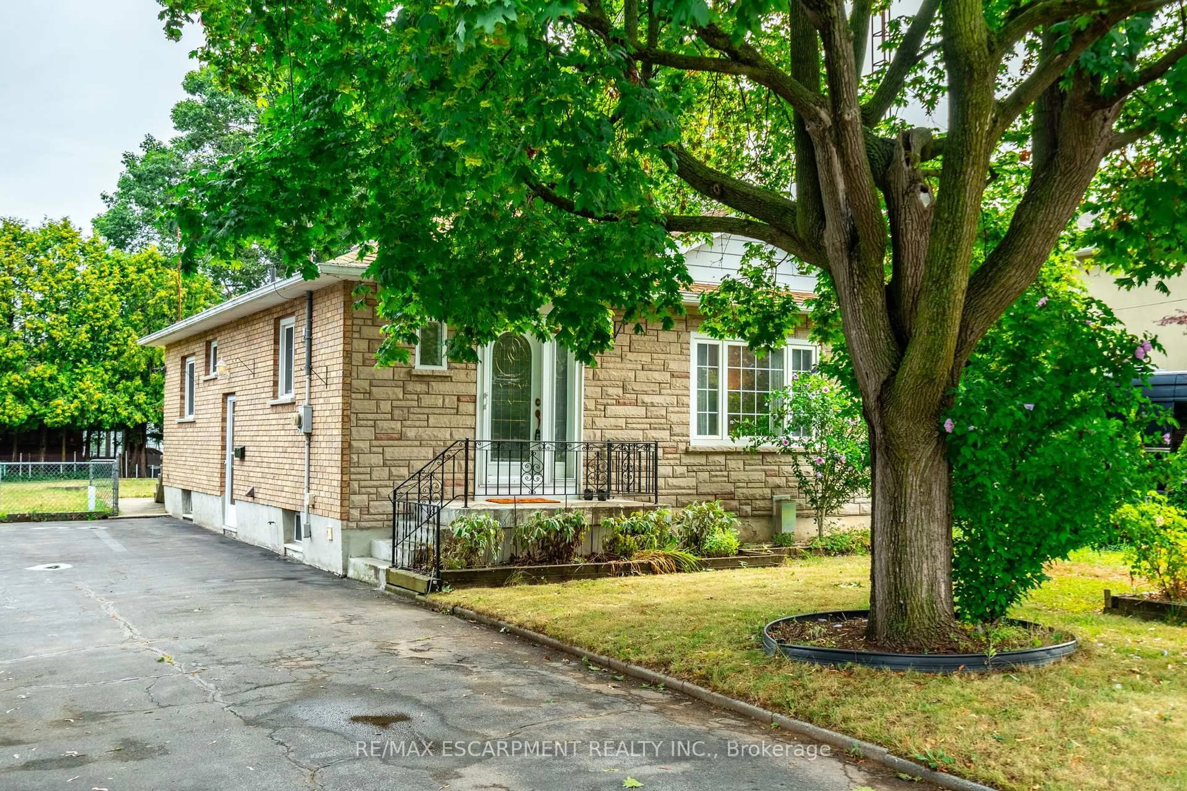 Home with brick exterior material, street for 961 Danforth Ave, Burlington Ontario L7T 1S7