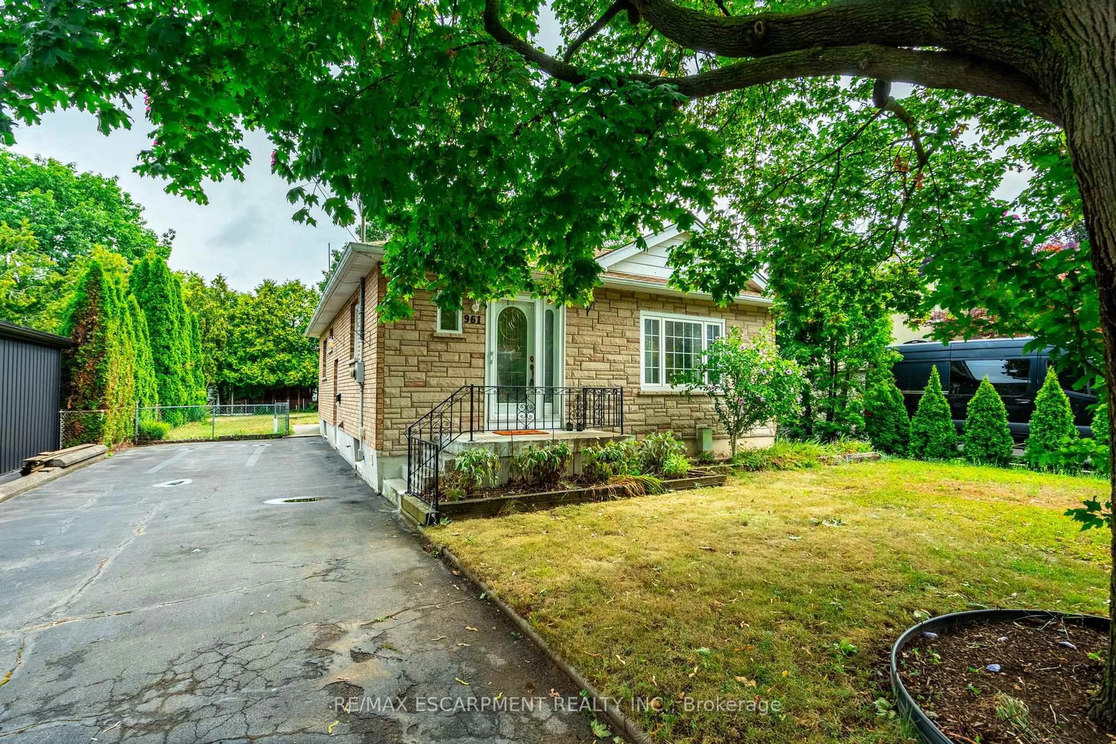 Unknown for 961 Danforth Ave, Burlington Ontario L7T 1S7