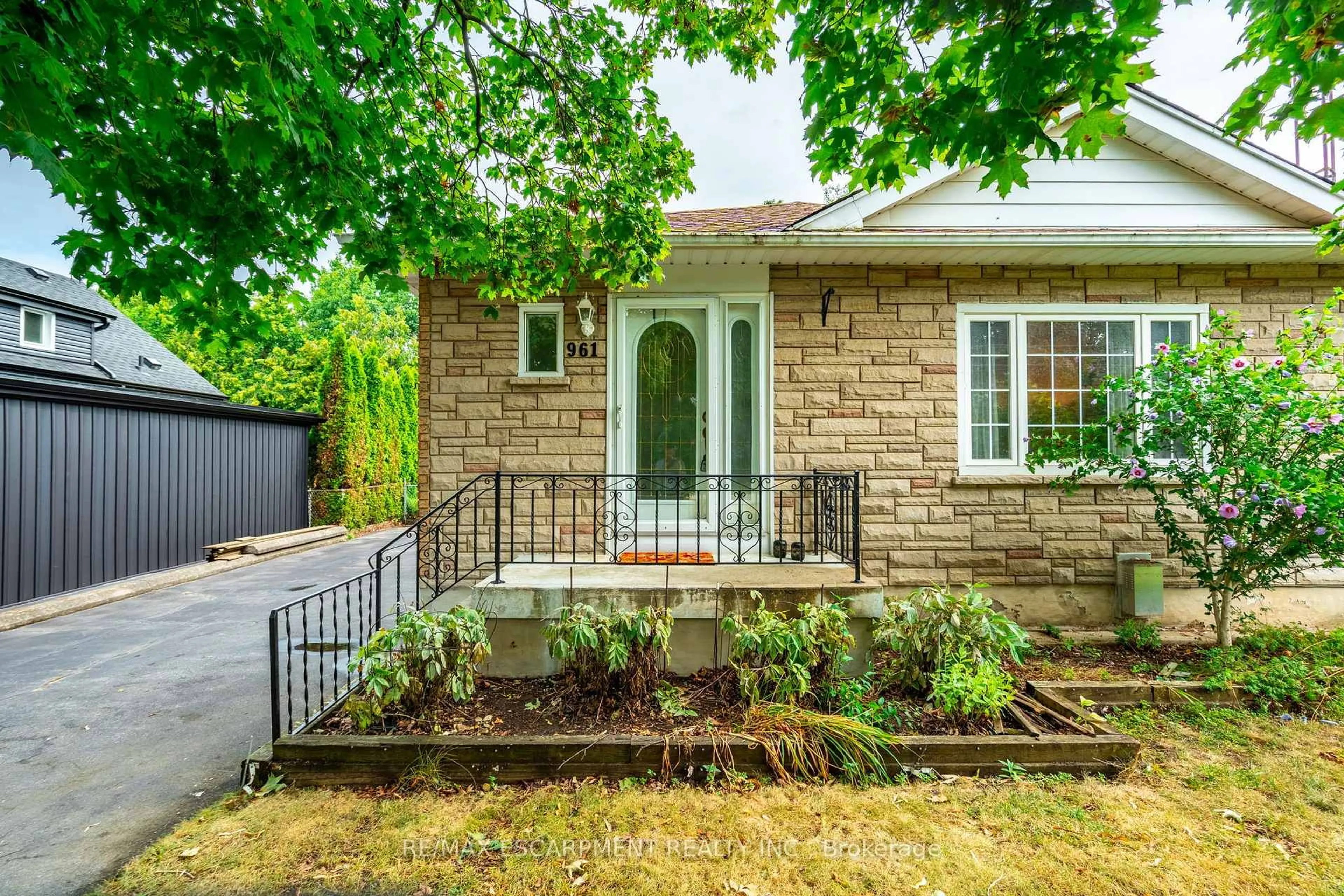 Unknown for 961 Danforth Ave, Burlington Ontario L7T 1S7