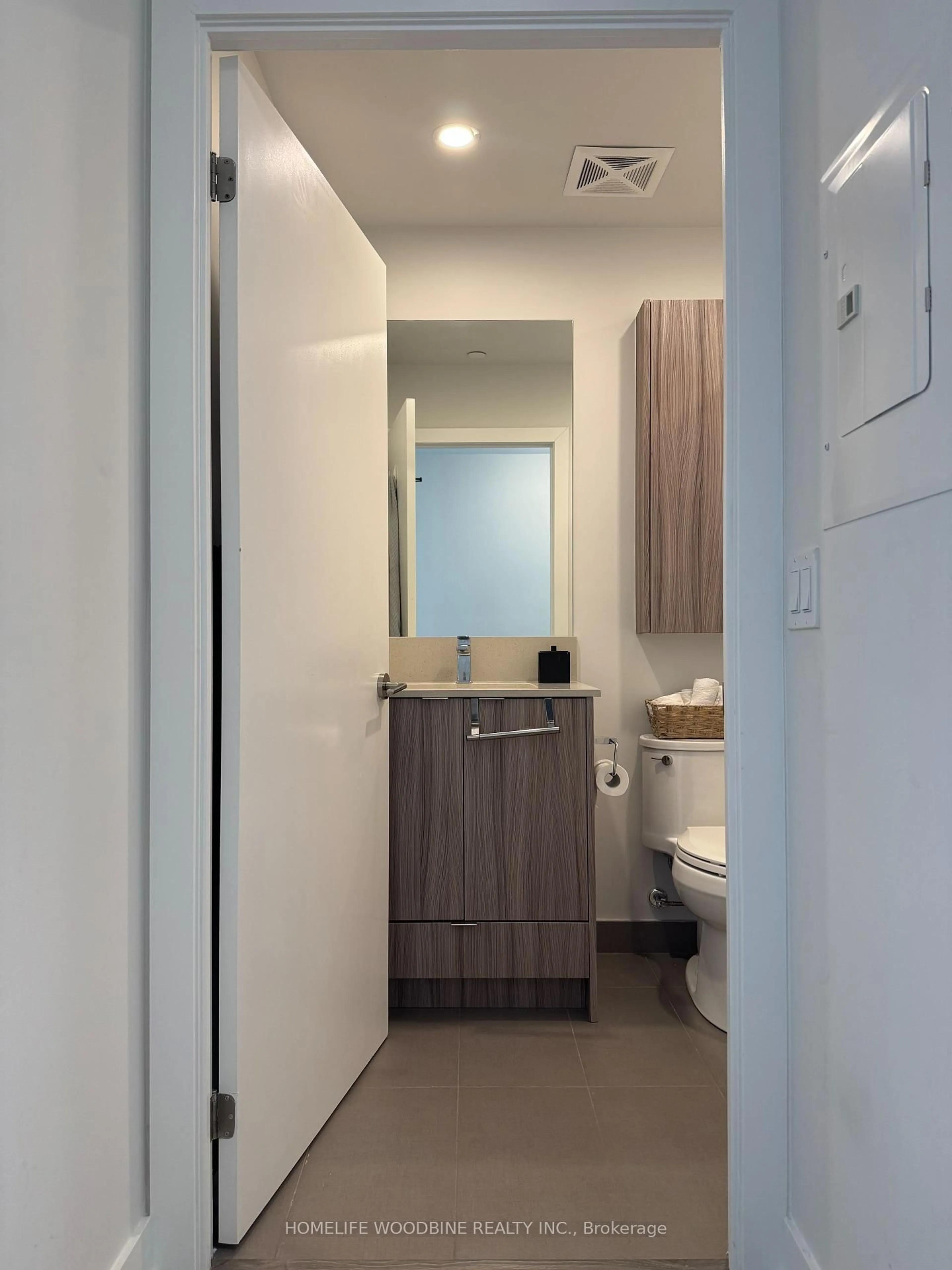 Standard bathroom, unknown for 4130 Parkside Village Dr #1007, Mississauga Ontario L5B 3M8
