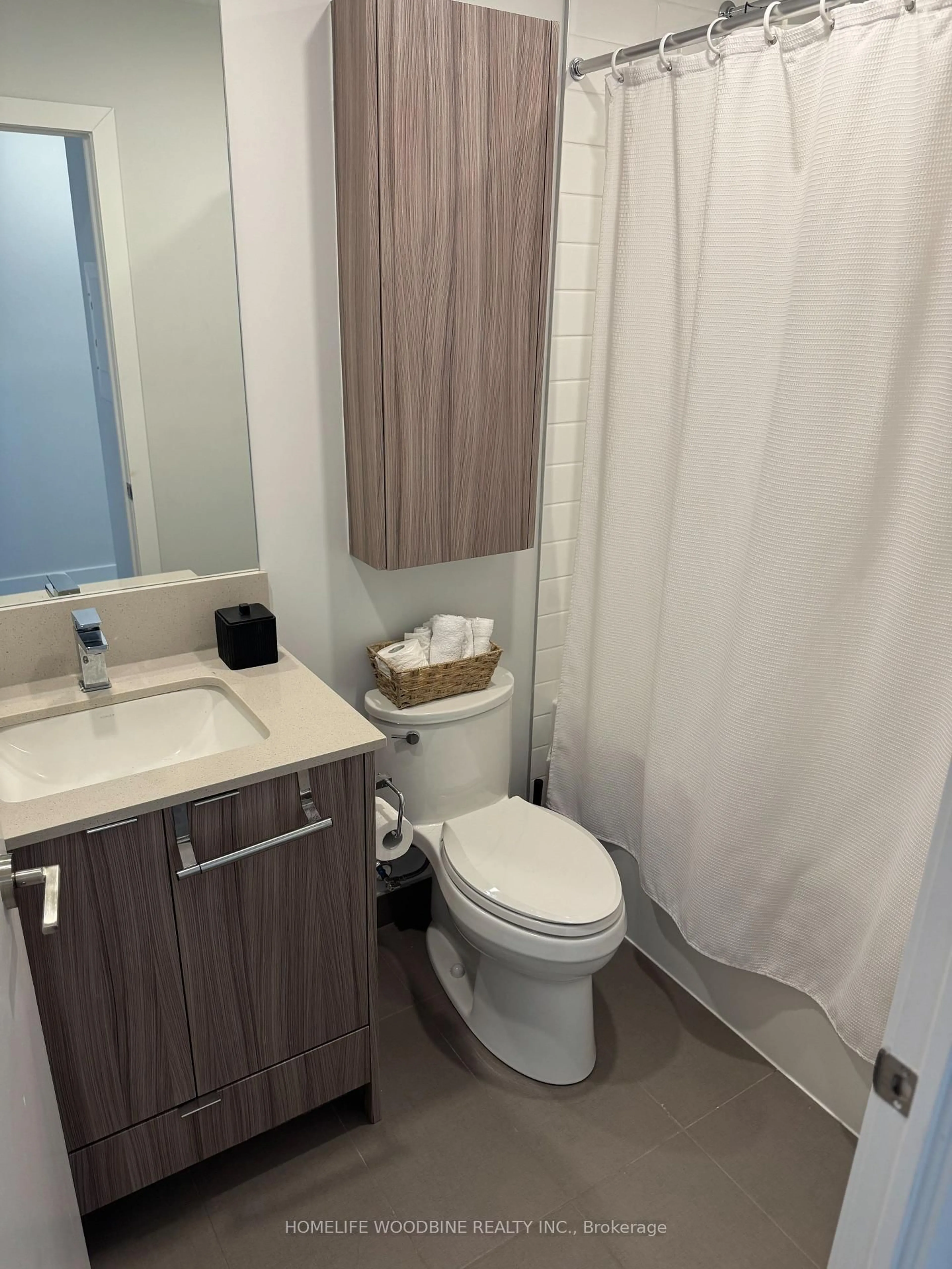 Standard bathroom, unknown for 4130 Parkside Village Dr #1007, Mississauga Ontario L5B 3M8