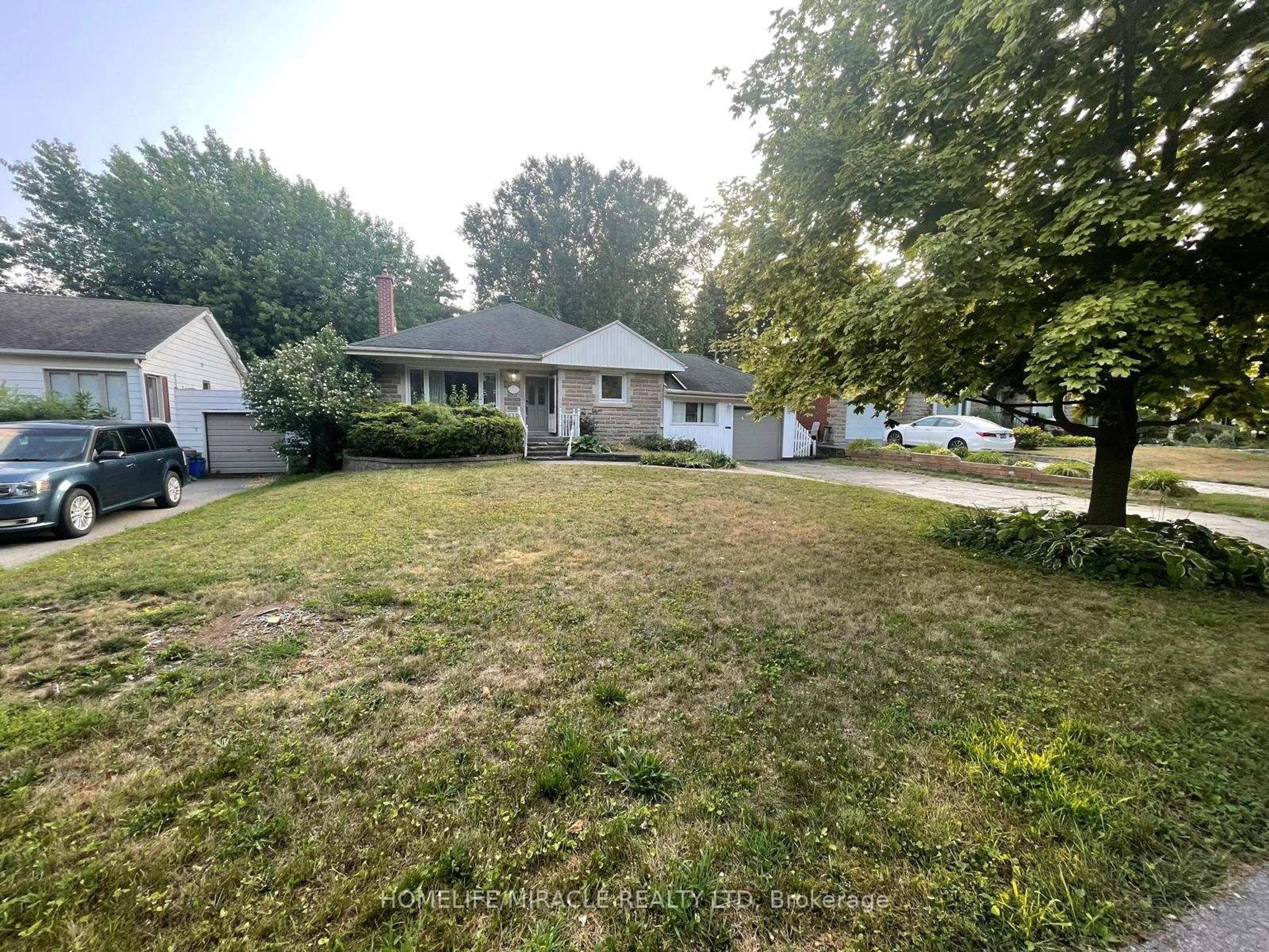 A pic from outside/outdoor area/front of a property/back of a property/a pic from drone, street for 930 Long Dr, Burlington Ontario L7T 3K1