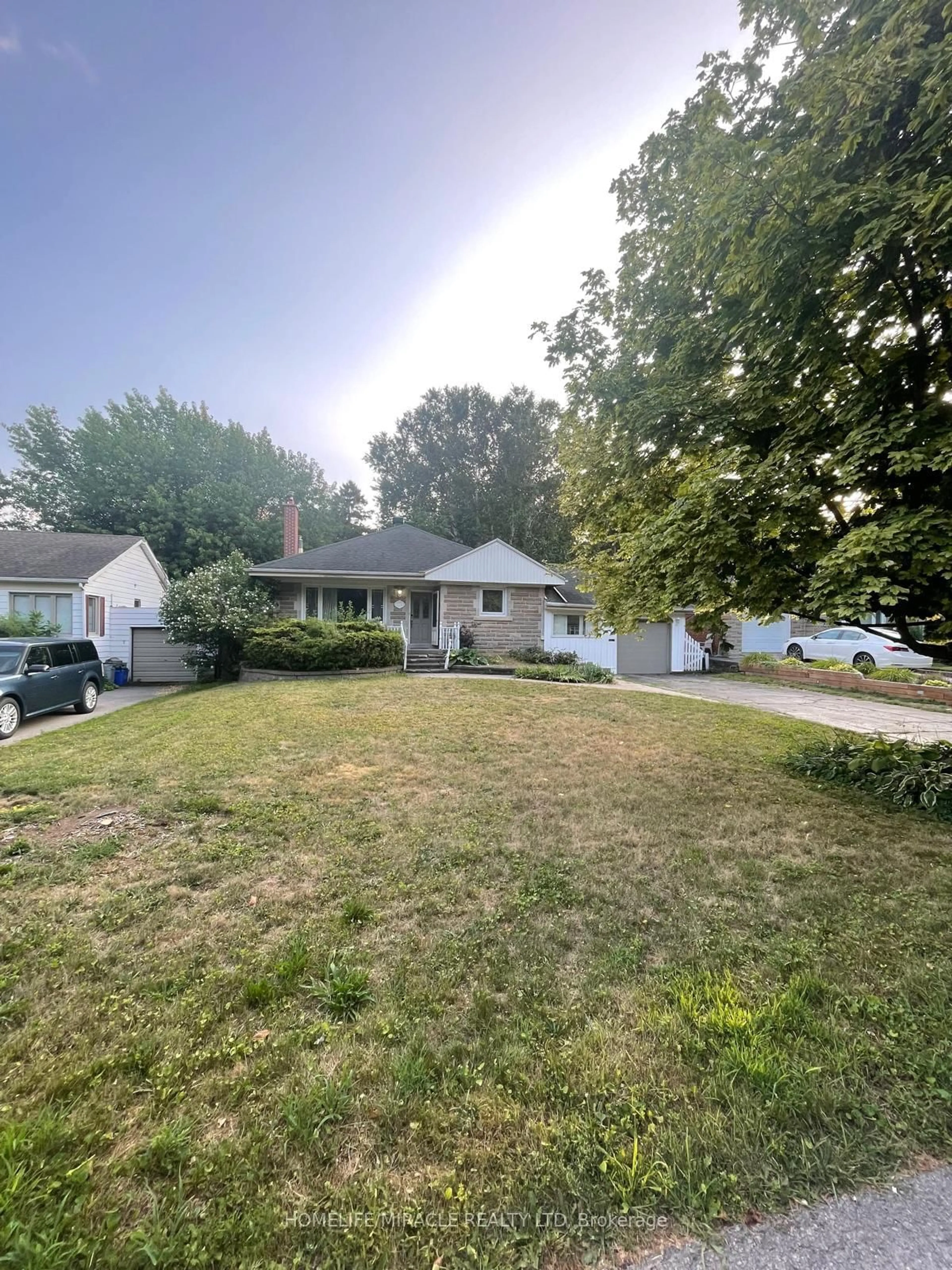 A pic from outside/outdoor area/front of a property/back of a property/a pic from drone, street for 930 Long Dr, Burlington Ontario L7T 3K1