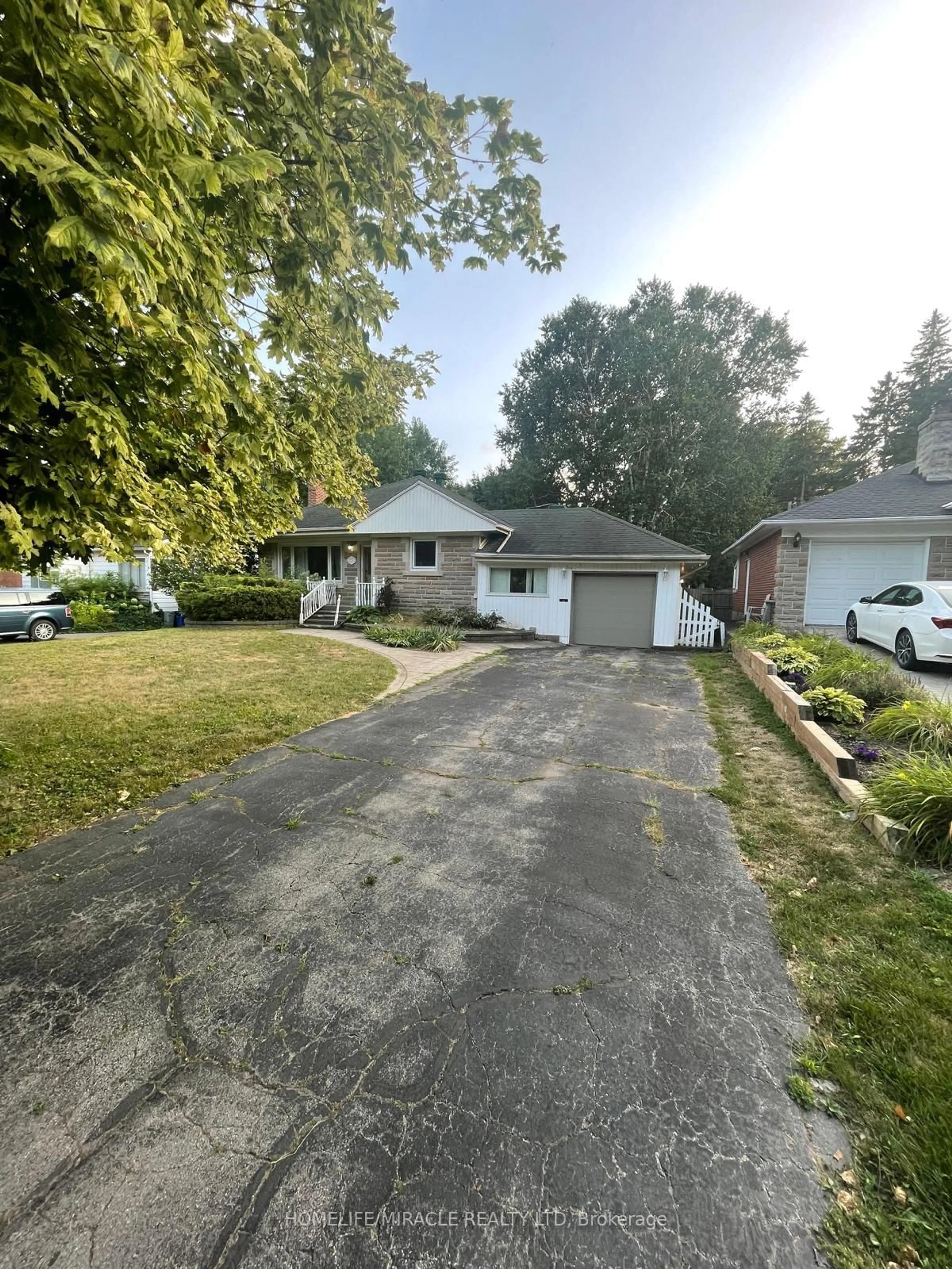A pic from outside/outdoor area/front of a property/back of a property/a pic from drone, street for 930 Long Dr, Burlington Ontario L7T 3K1